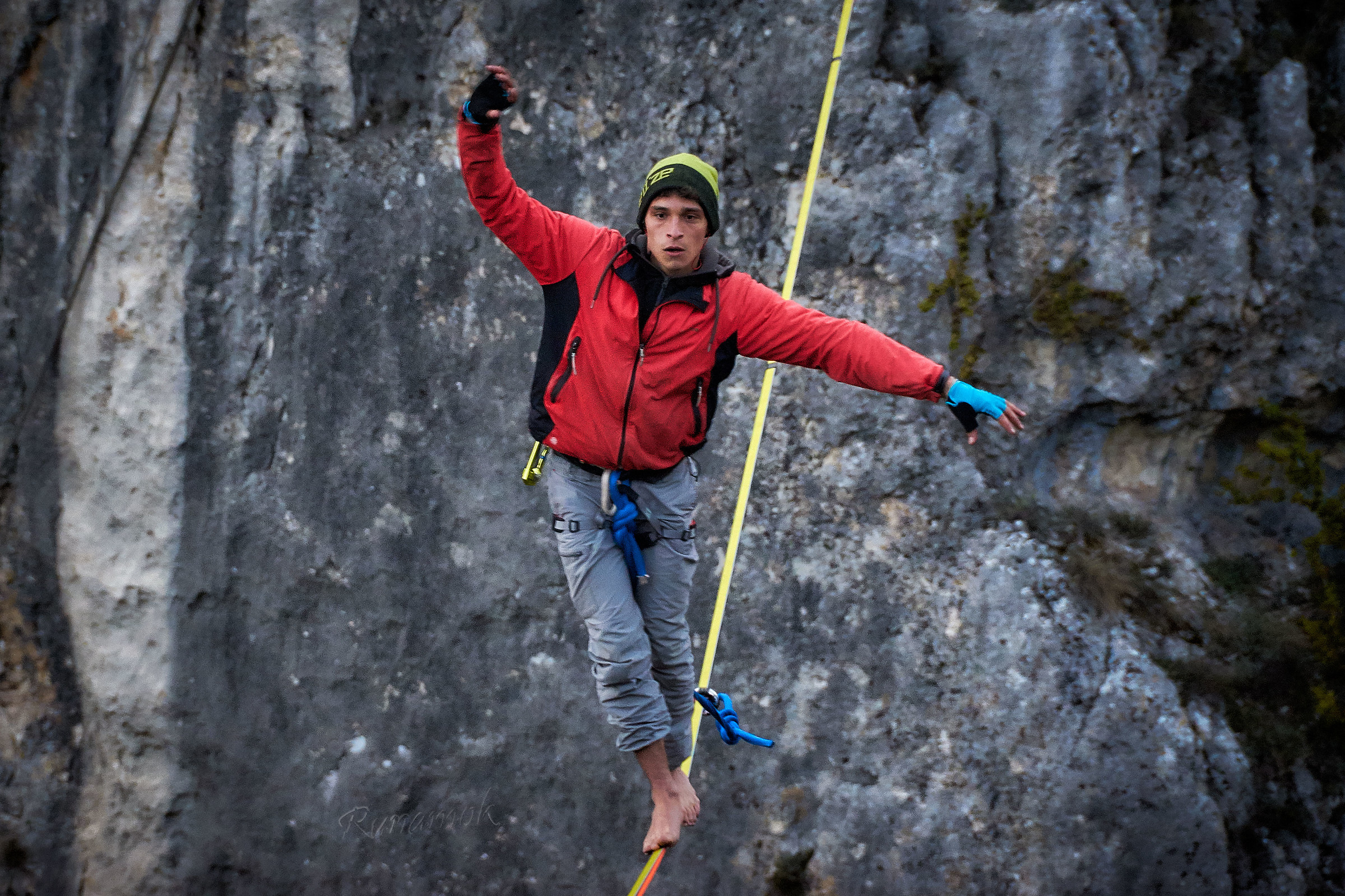 Slackline tra le rocce verticali nell'ora blu