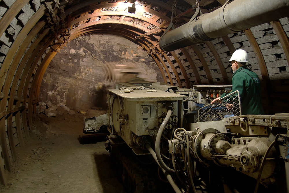 Work in coal mine
