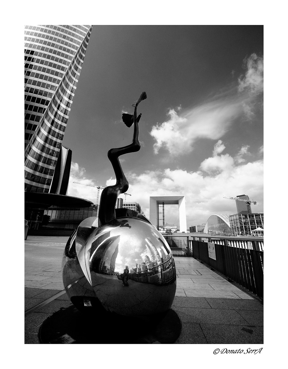 Sculpture along the Ax de La Défense