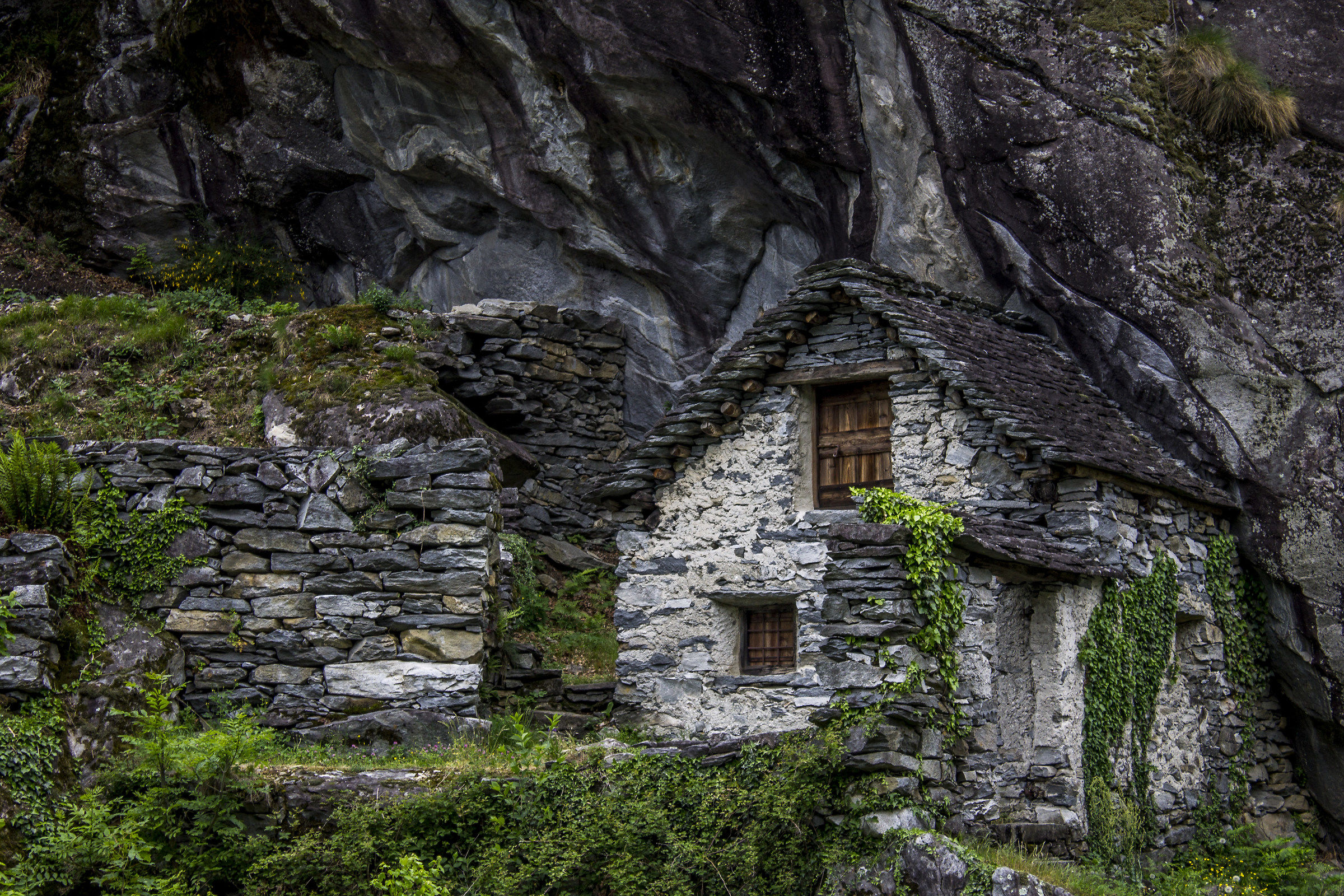 Bignasco (casa nella roccia)