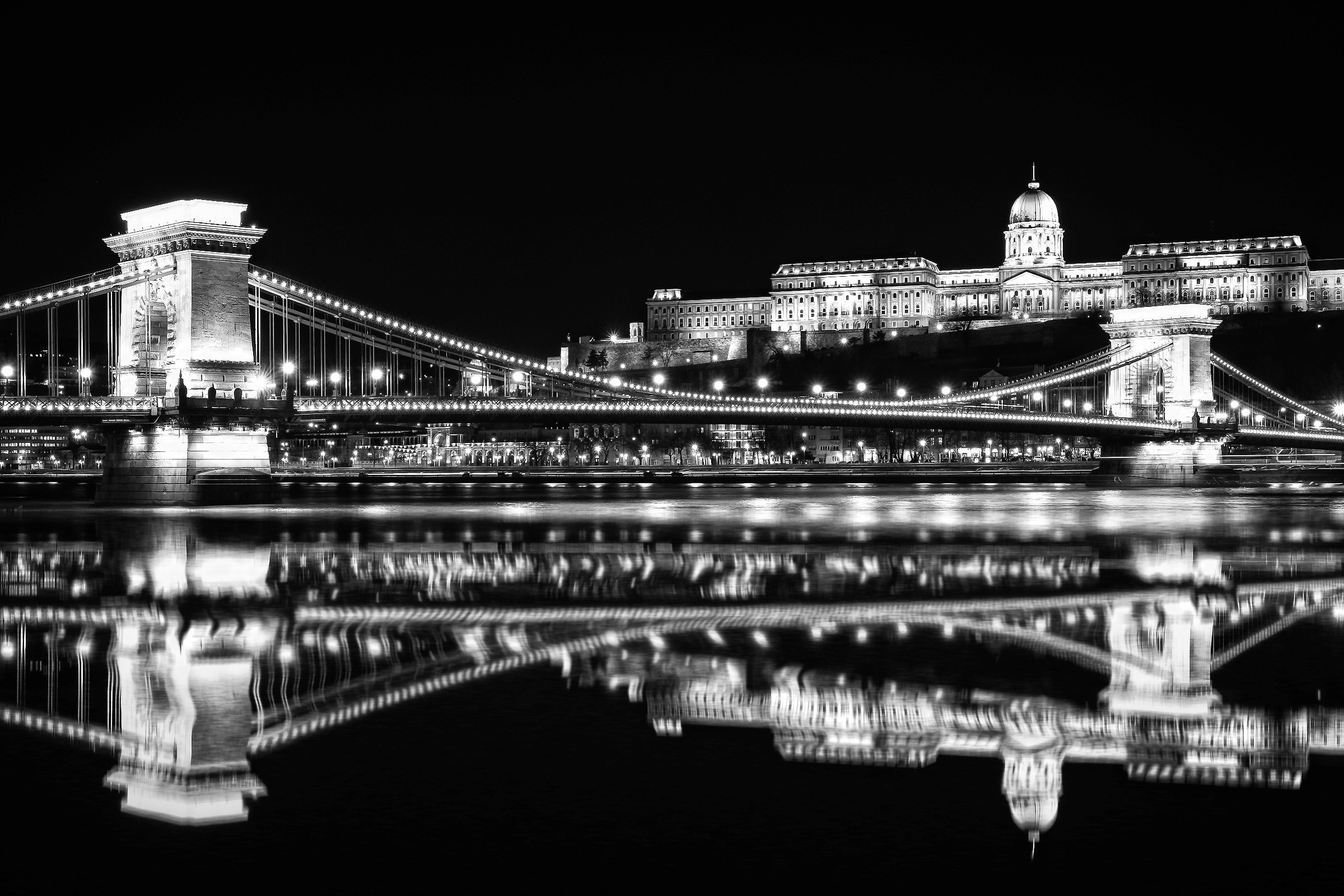 Chain Bridge at night