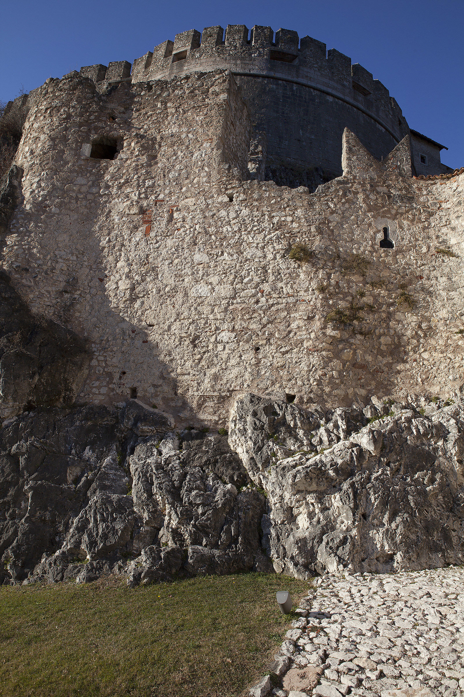 Castel Beseno, particolare del torrione ovest