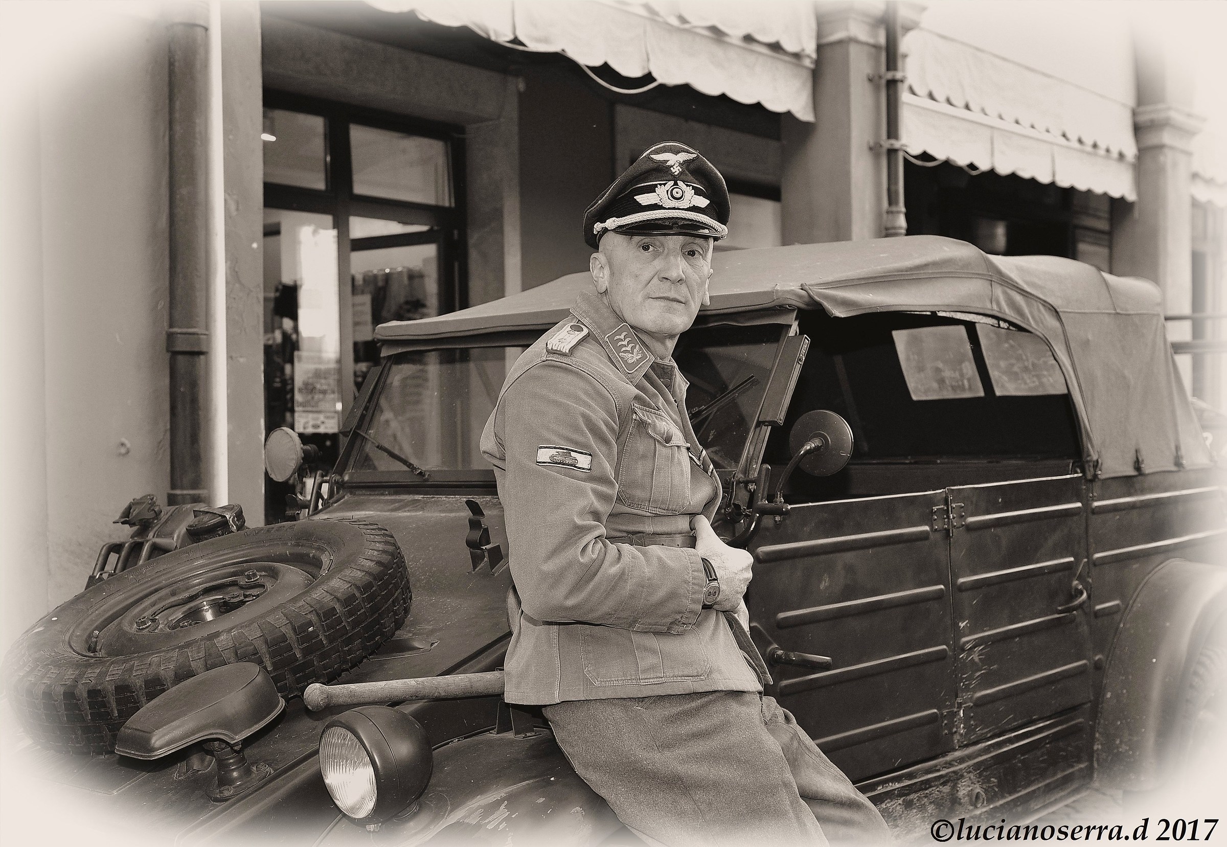 Figurante con divisa militare della II Guerra Mondiale