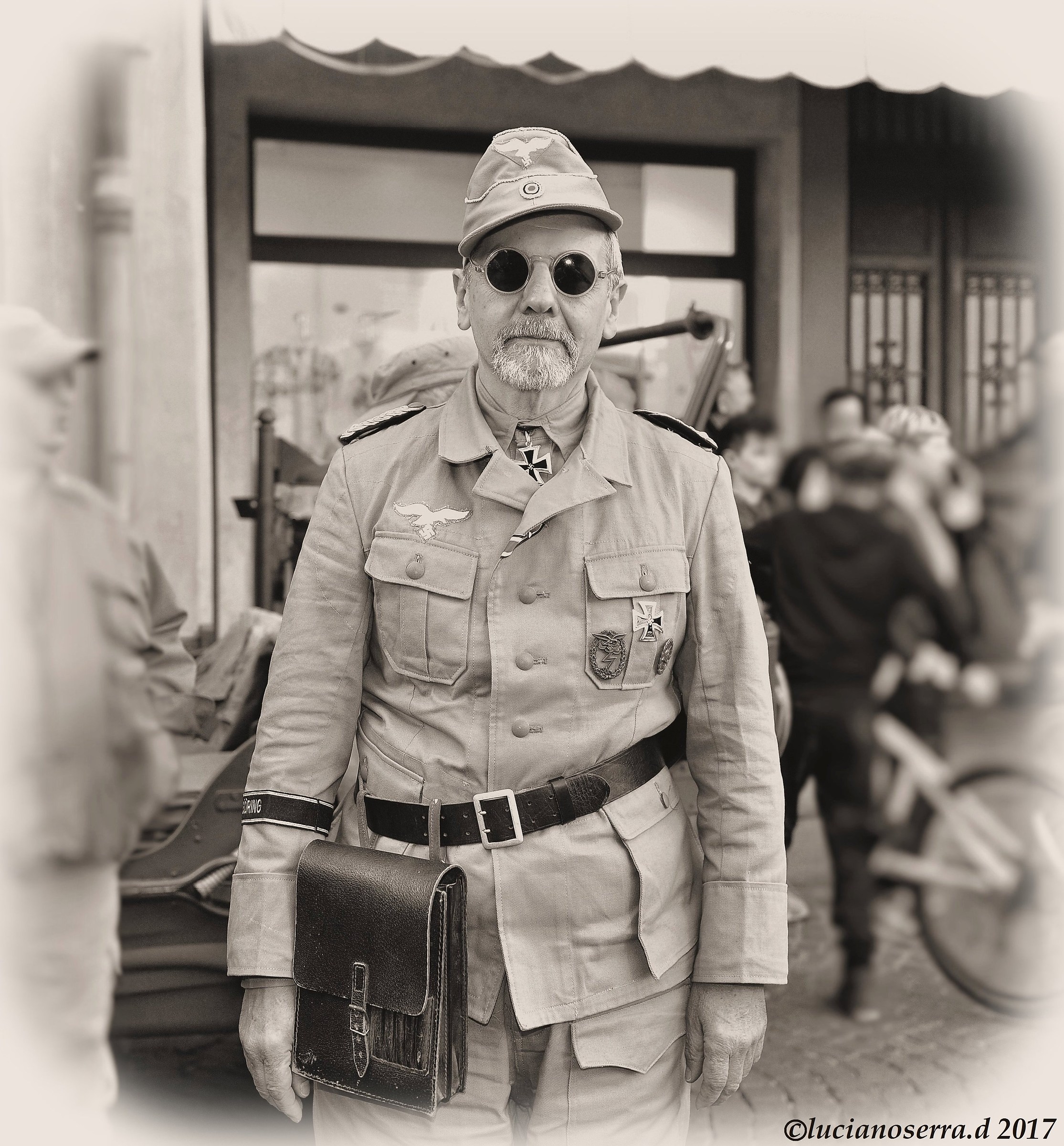 Figurante con divisa militare della II Guerra Mondiale