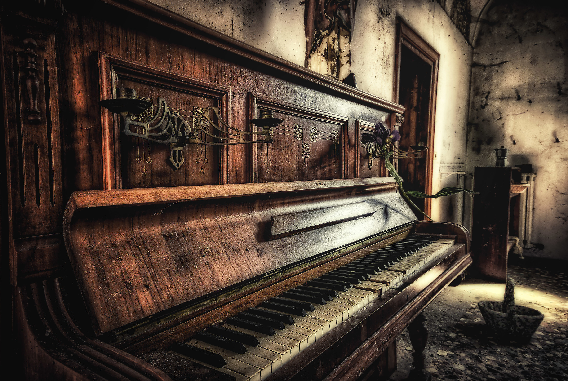 Forgotten piano, the symphony of evil ....