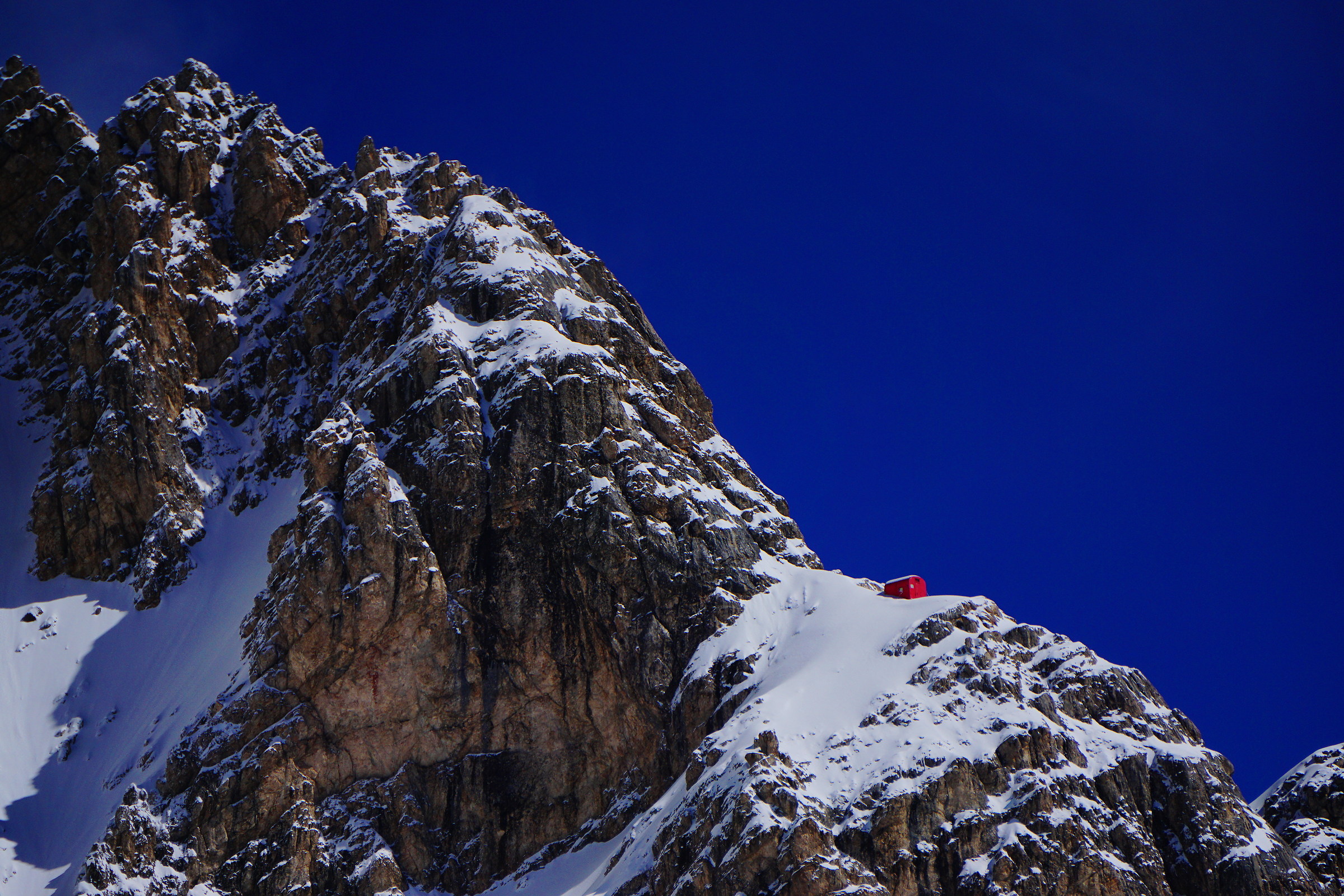 Bivacco Bafile: scatole di tonno ad alta quota