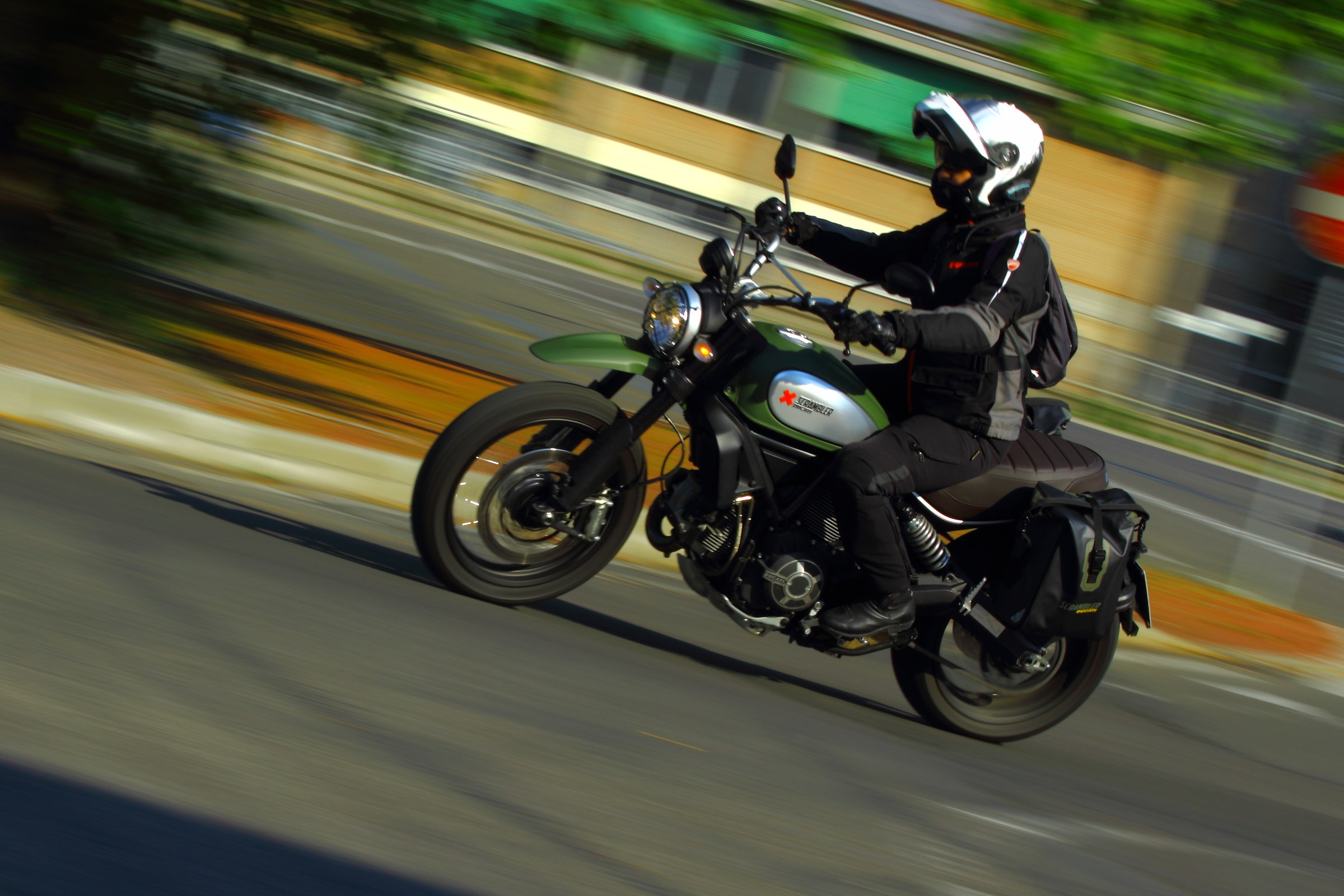 Una bella Ducatista sfrecciante