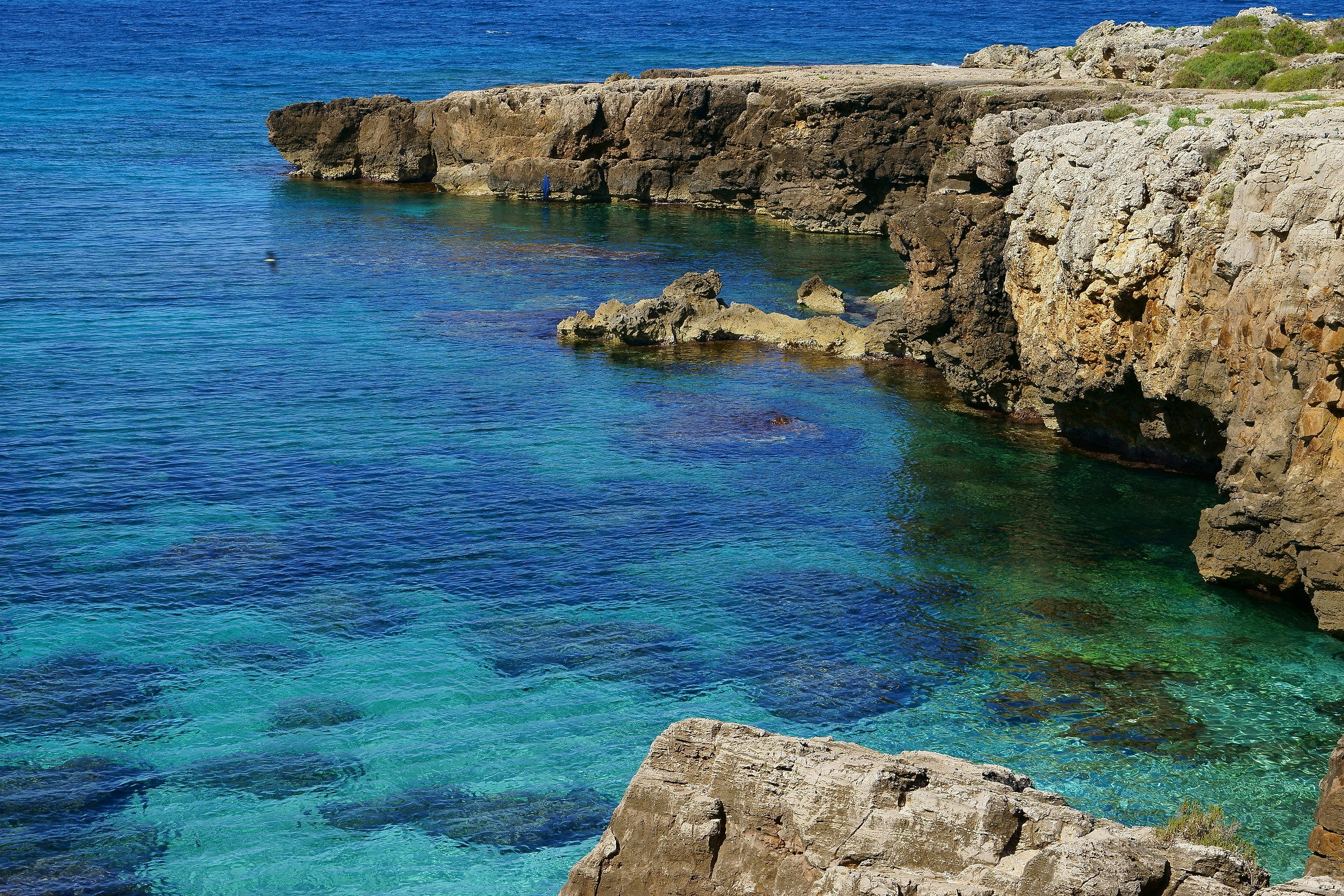 ionio mare dal blu elettrico