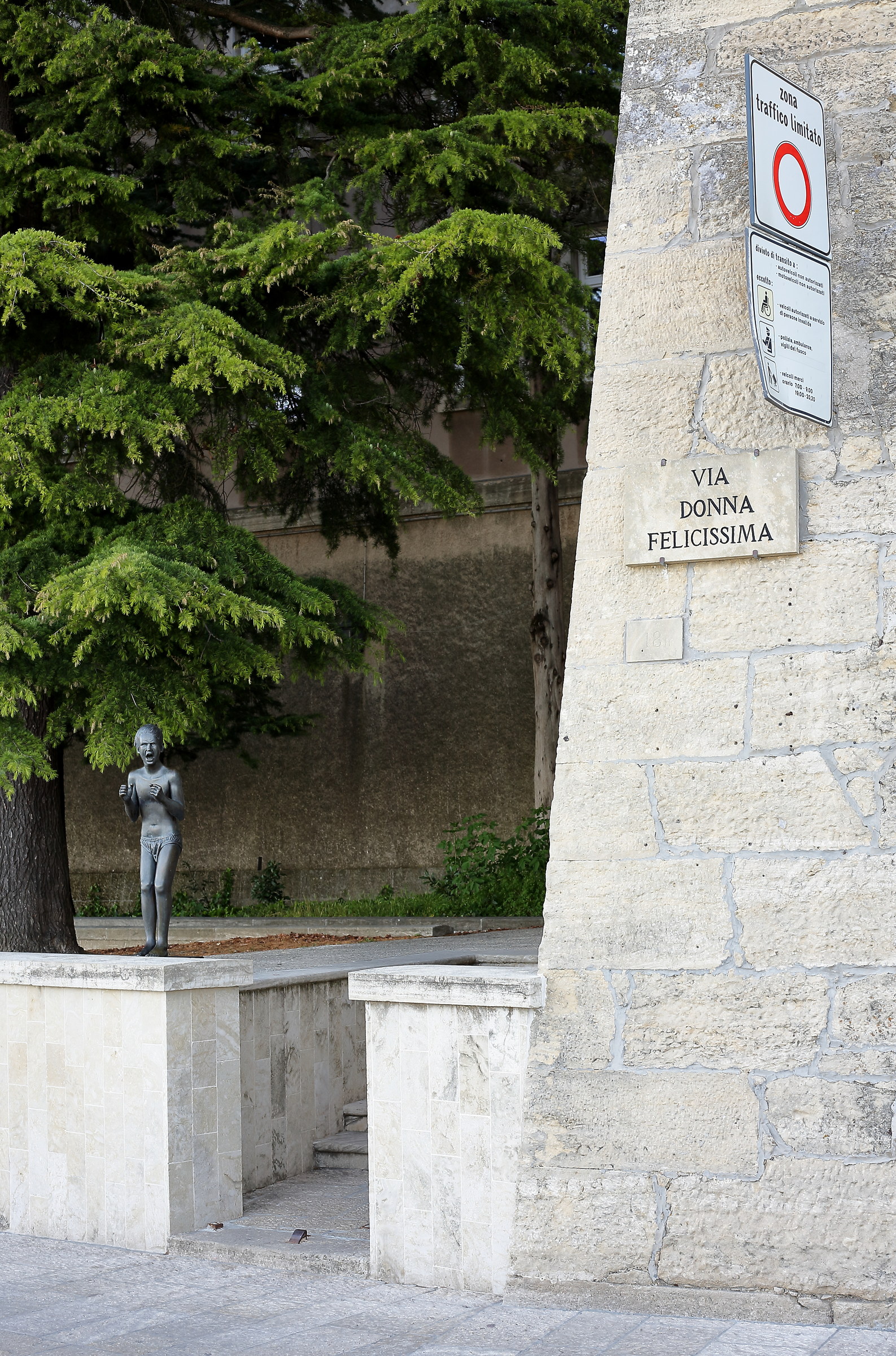 tre elementi contrastanti