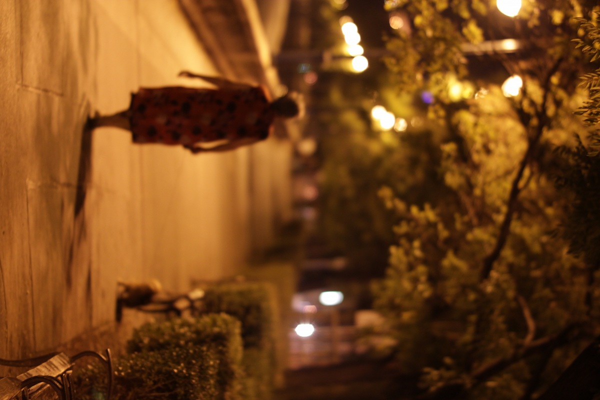 donna in una strada ...