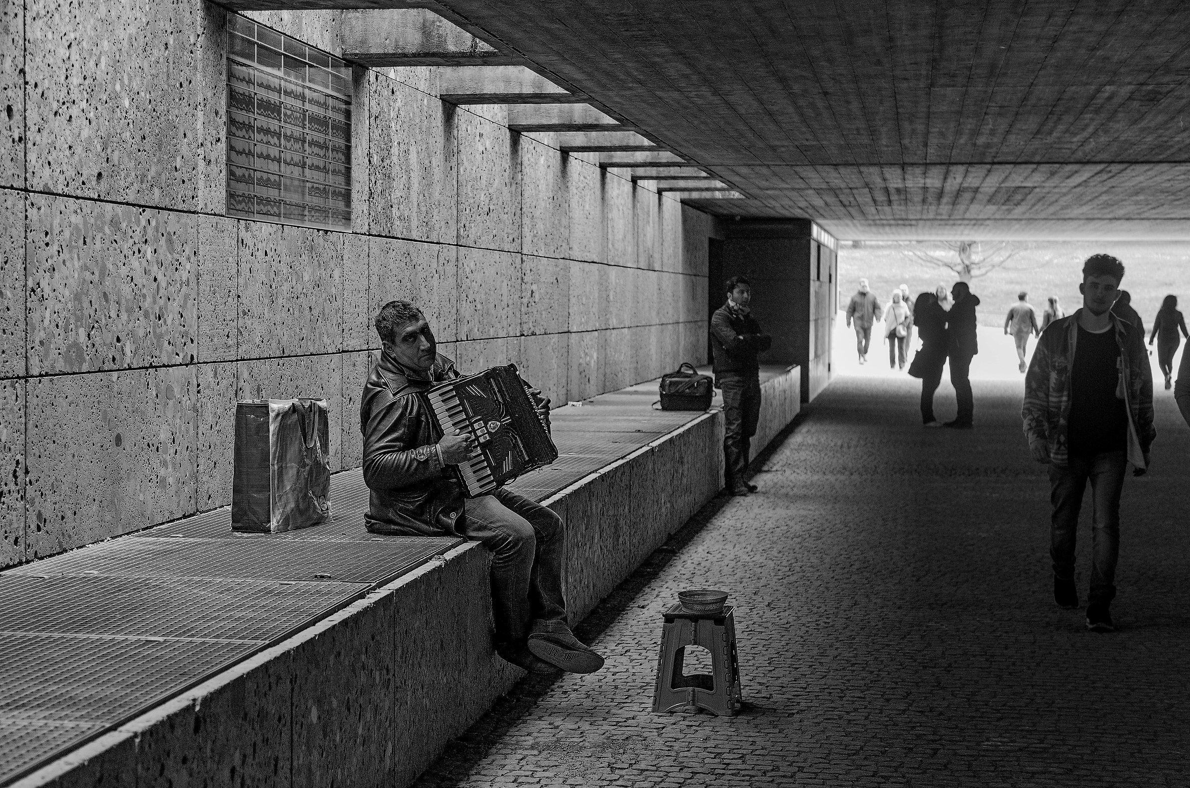 the English Gardens Gallery, busker