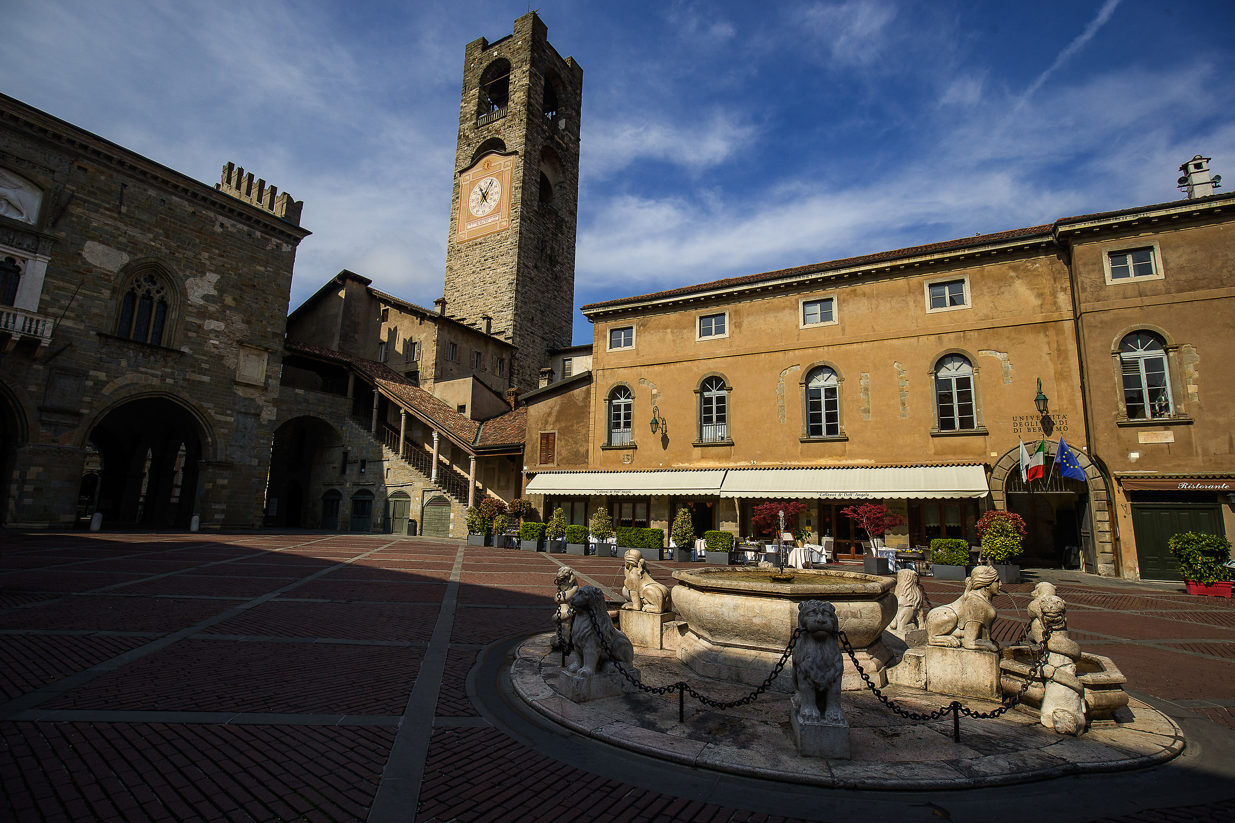 Bergamo Città Alta - La piazza vecchia 2