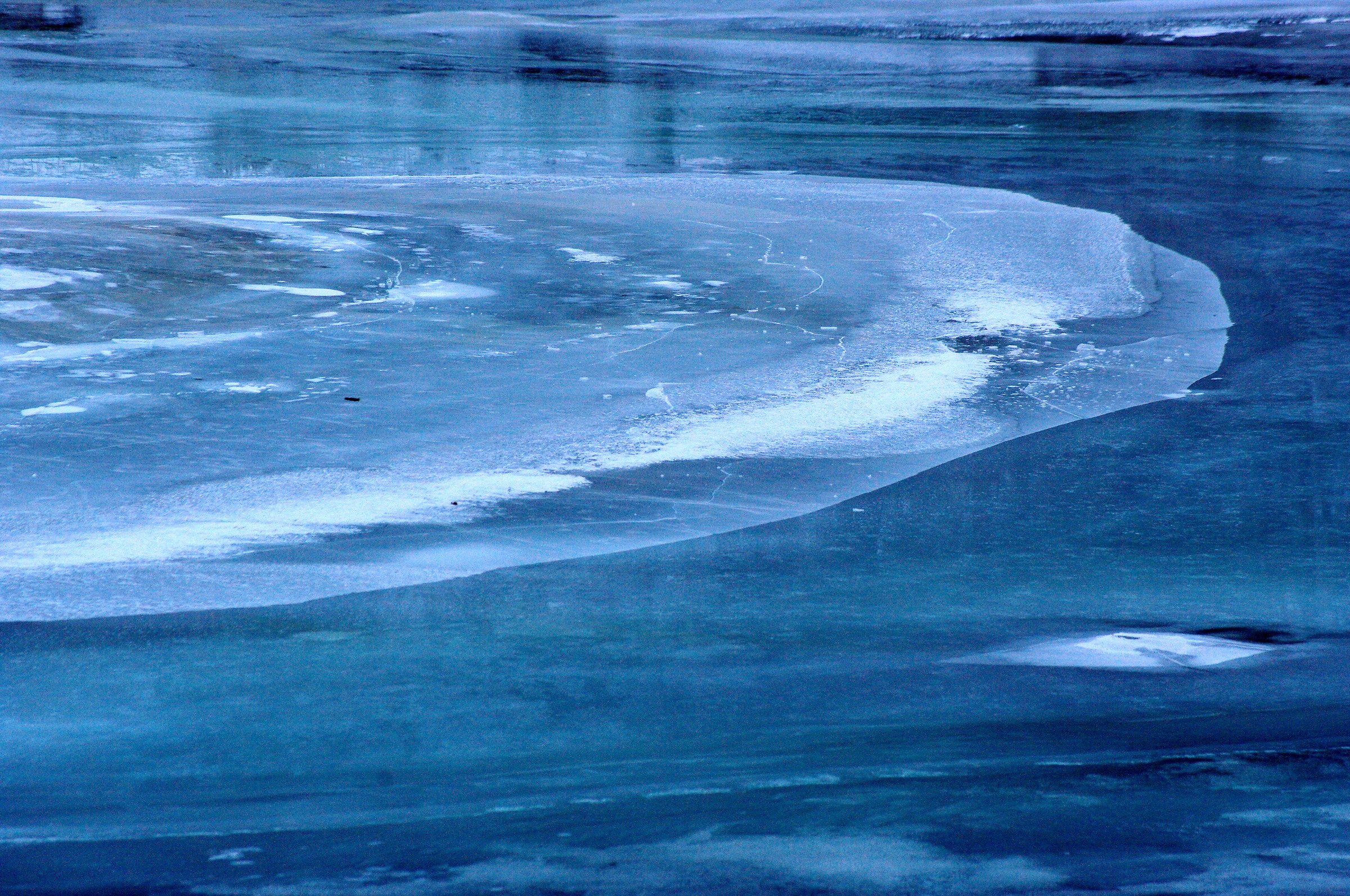Giochi cromatici sull'acqua ghiacciata