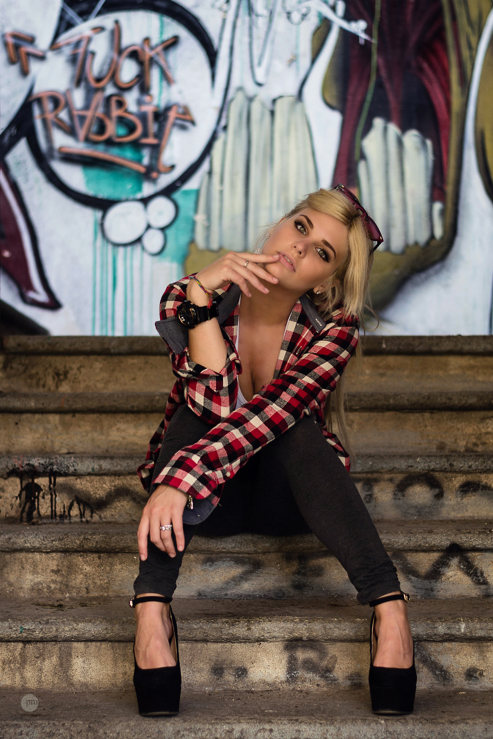 Veronika - > Hey.. Look me!