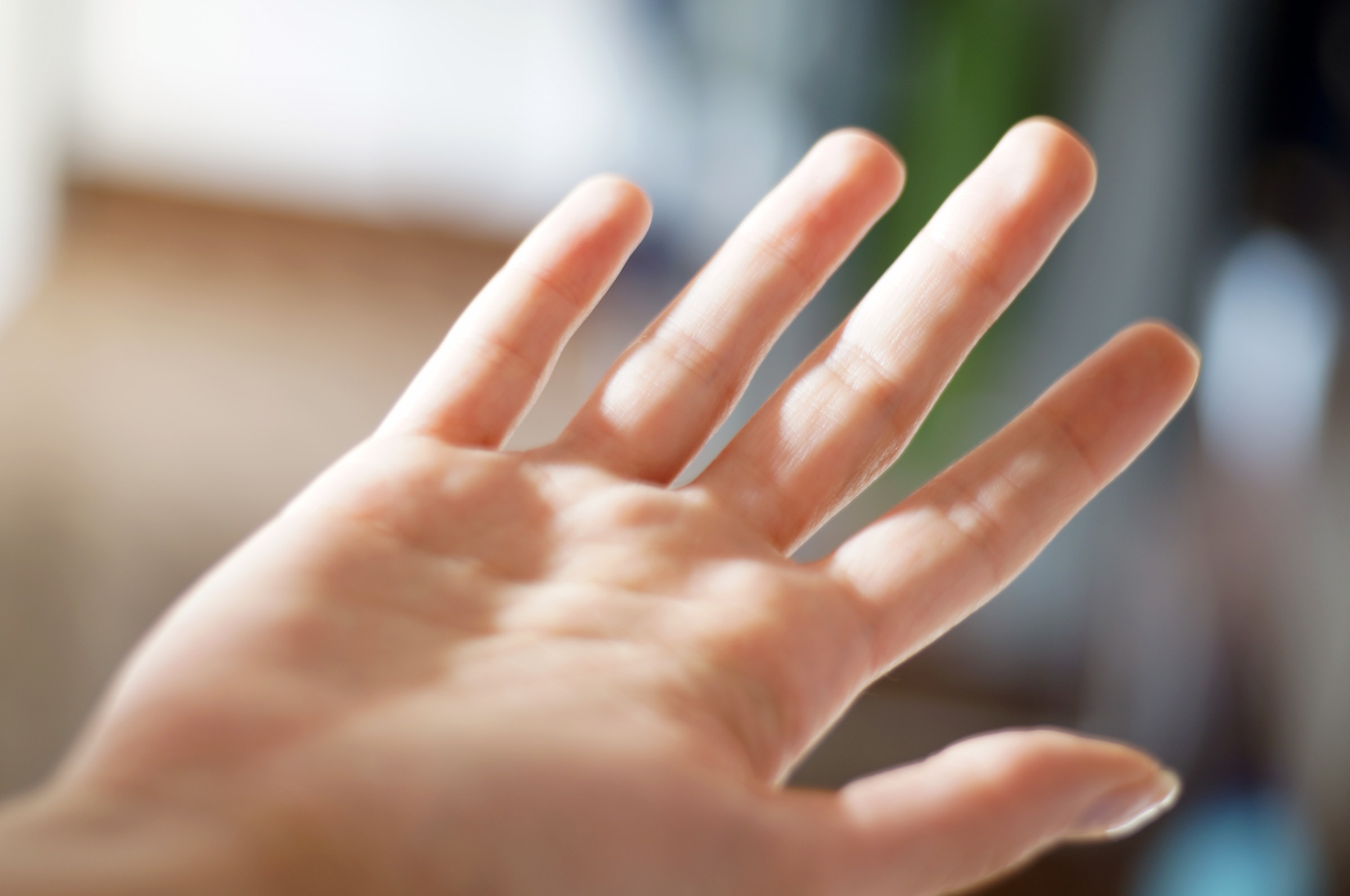 La mano che stringe il pugno è una mano vuota