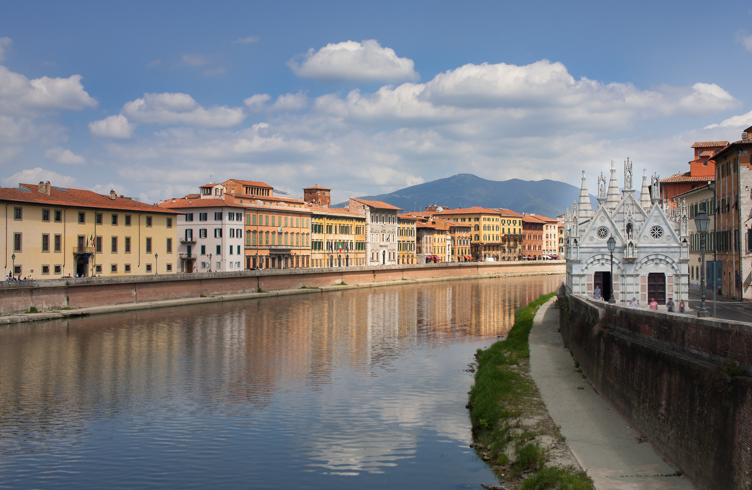 Pisa - long Arno with S.Maria of the spine