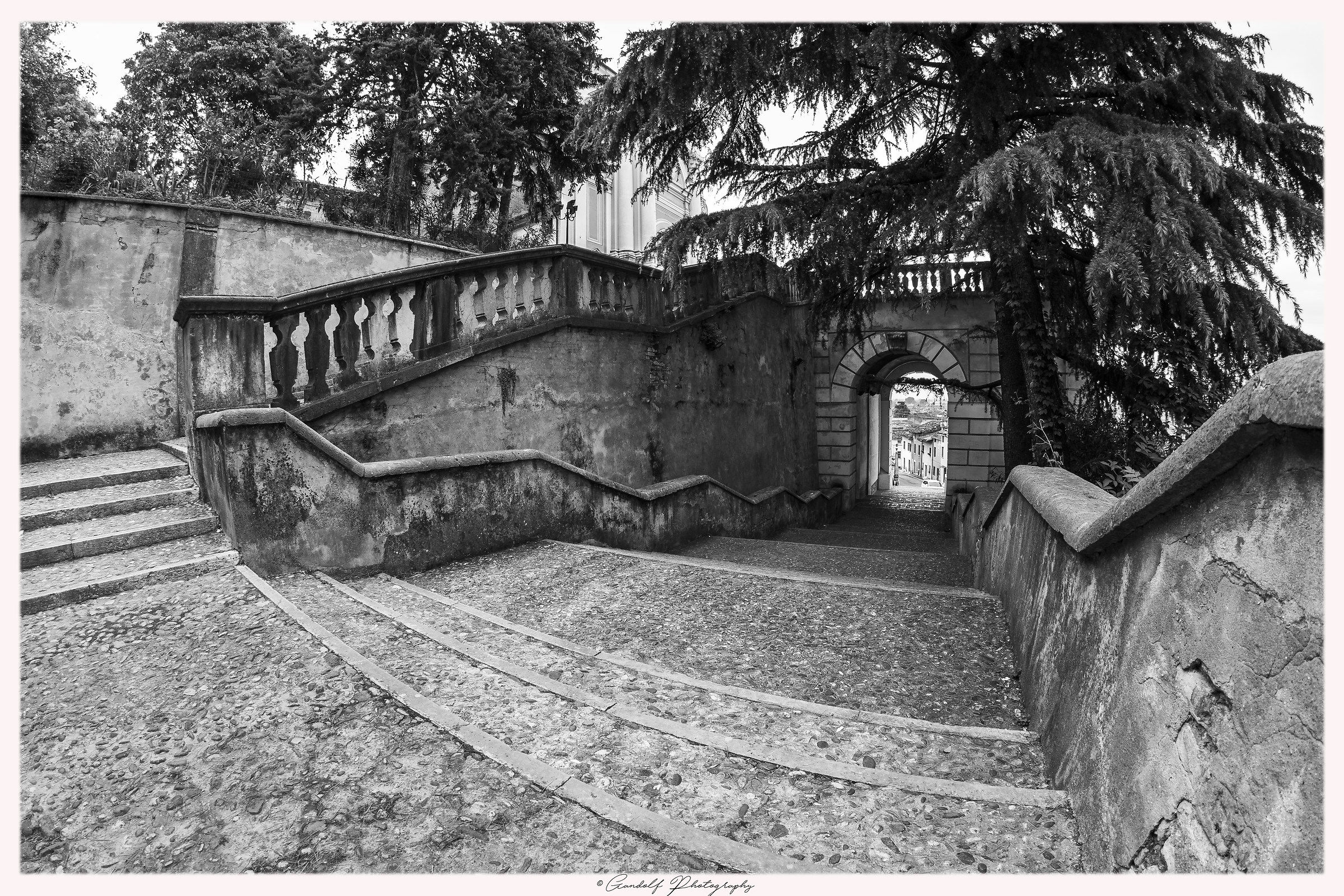 La scalinata che porta al presente