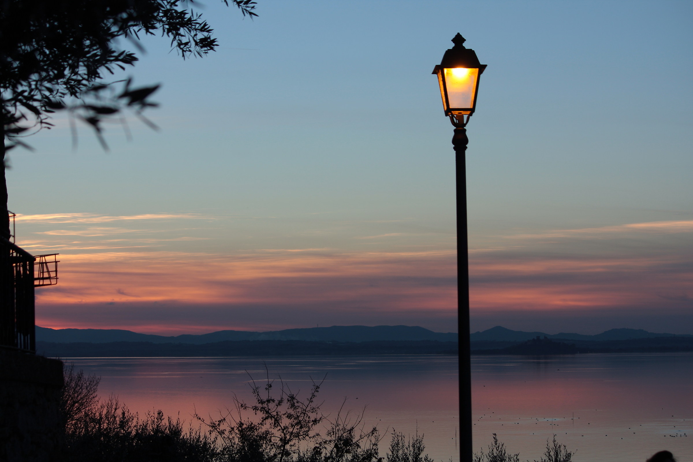 Una luce nel tramonto del lago