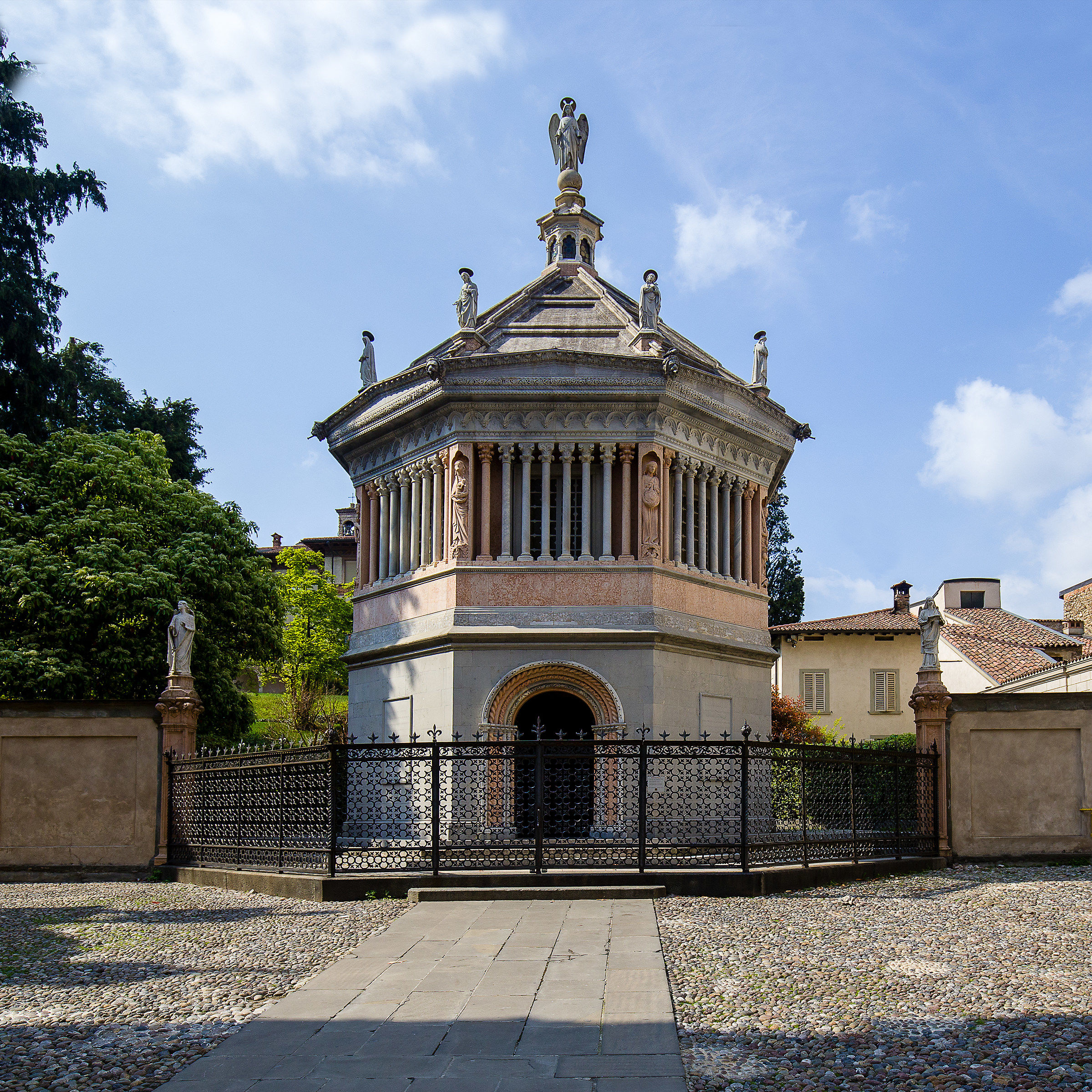 Bergamo Città Alta - Il Battistero