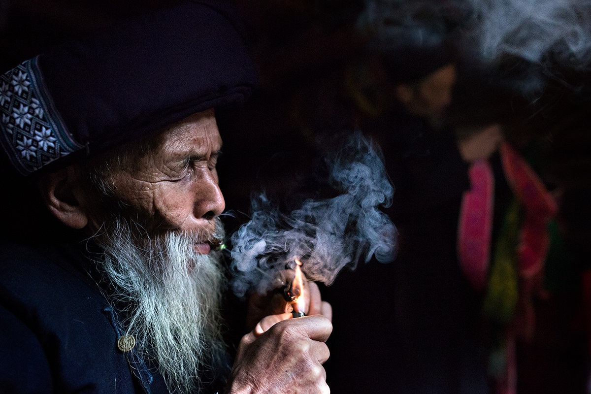 Pipe smoker, China