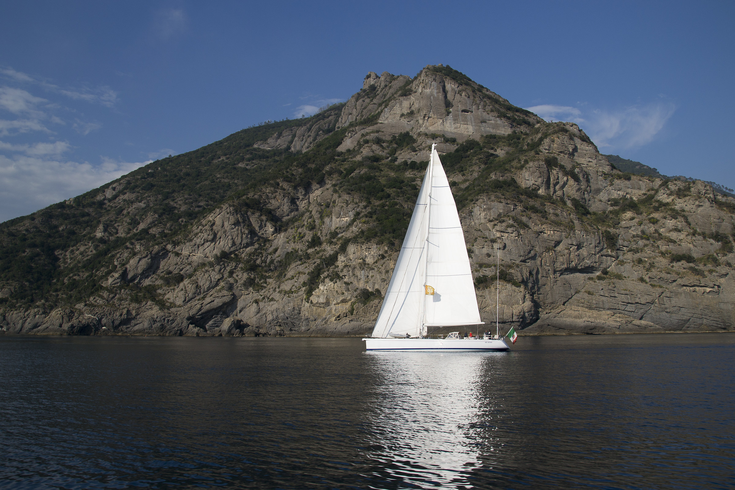 Barca a vela (fotografata dal traghetto)