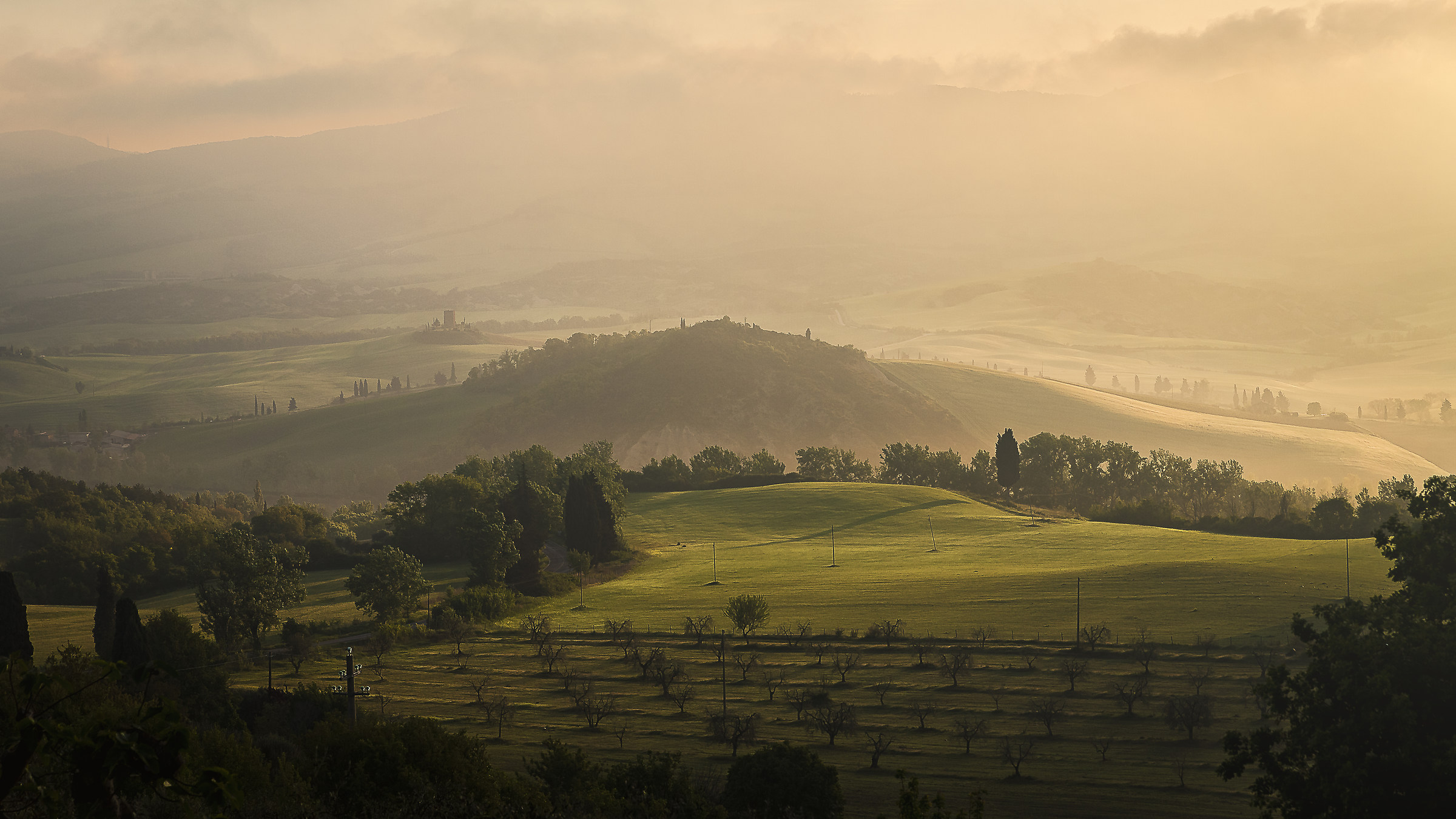 .... and the day wakes up with sunshine and mists ....