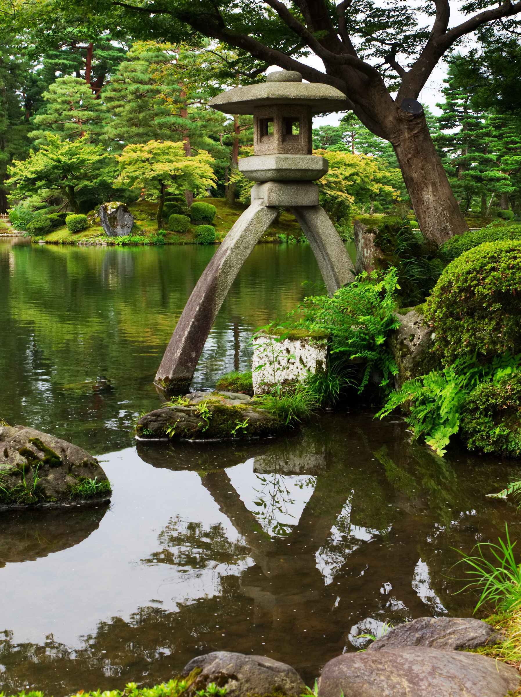 Kotoji-t? R? Within Kenroku-en Garden