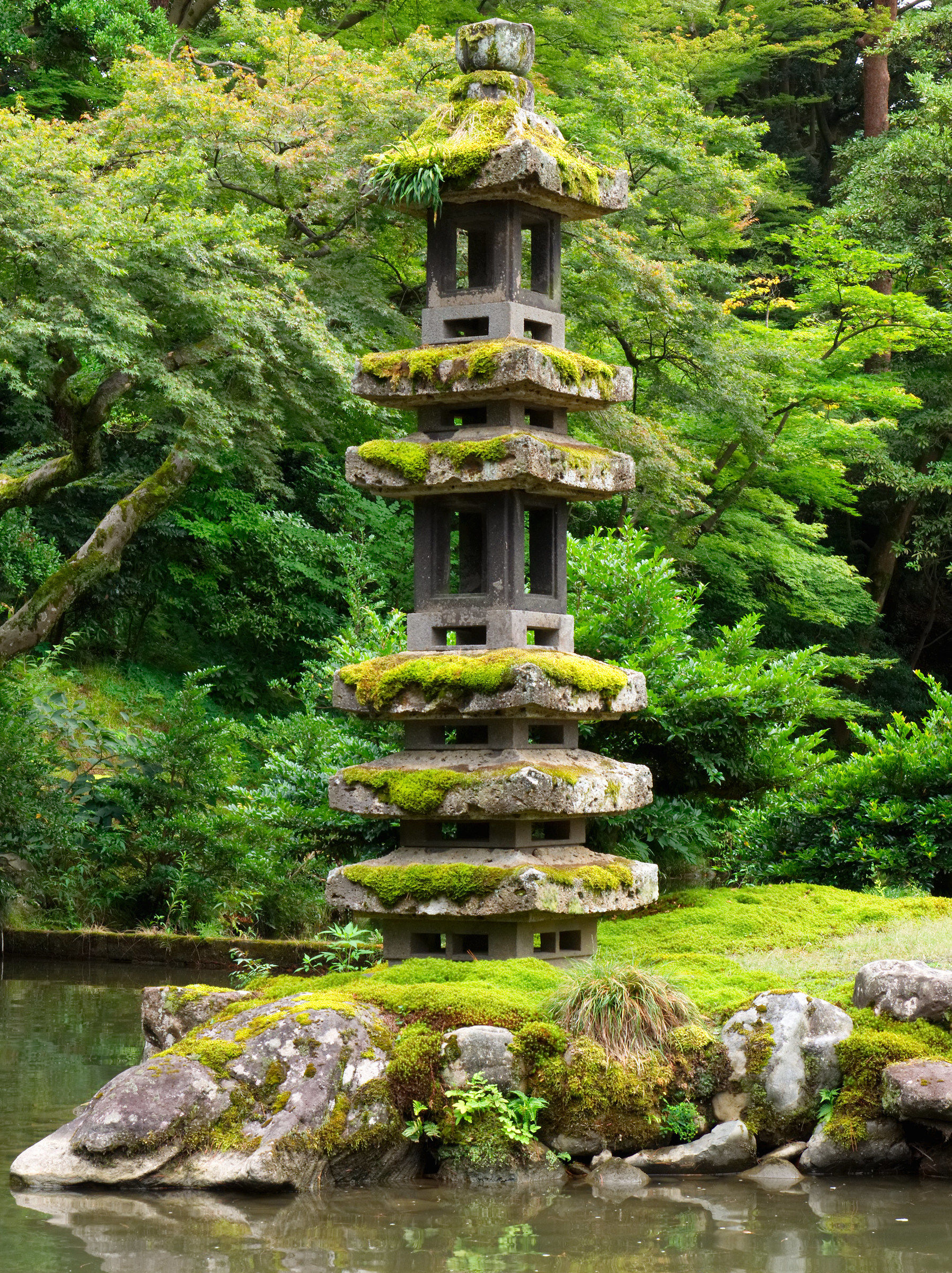 Kenroku-en Garden Lamp
