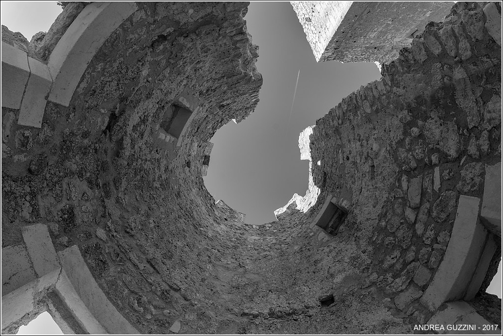 A window on the sky (Rocca Calascio)