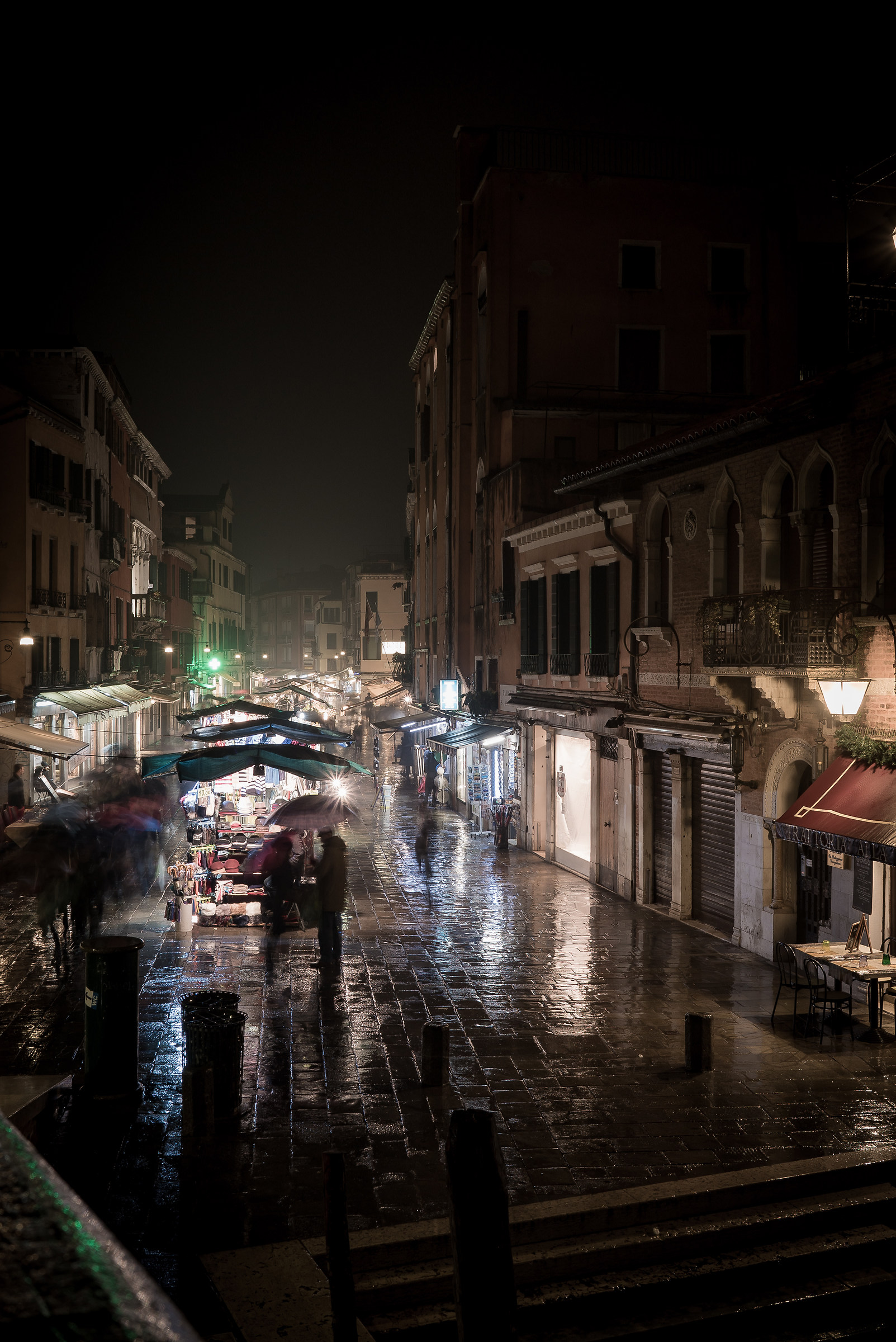 Lights and shadows wandering in #venice
