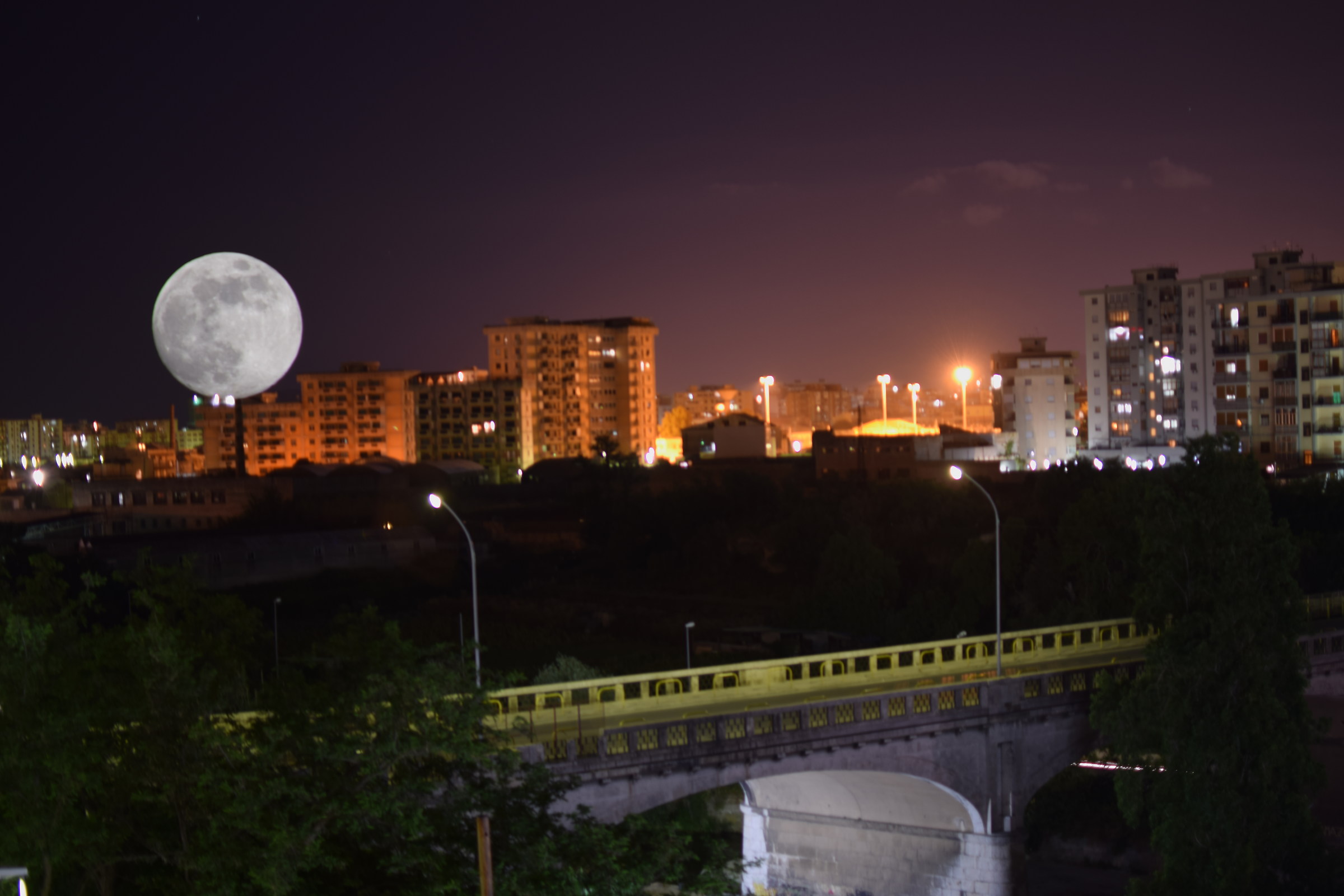 The low moon near the Oreto bridge