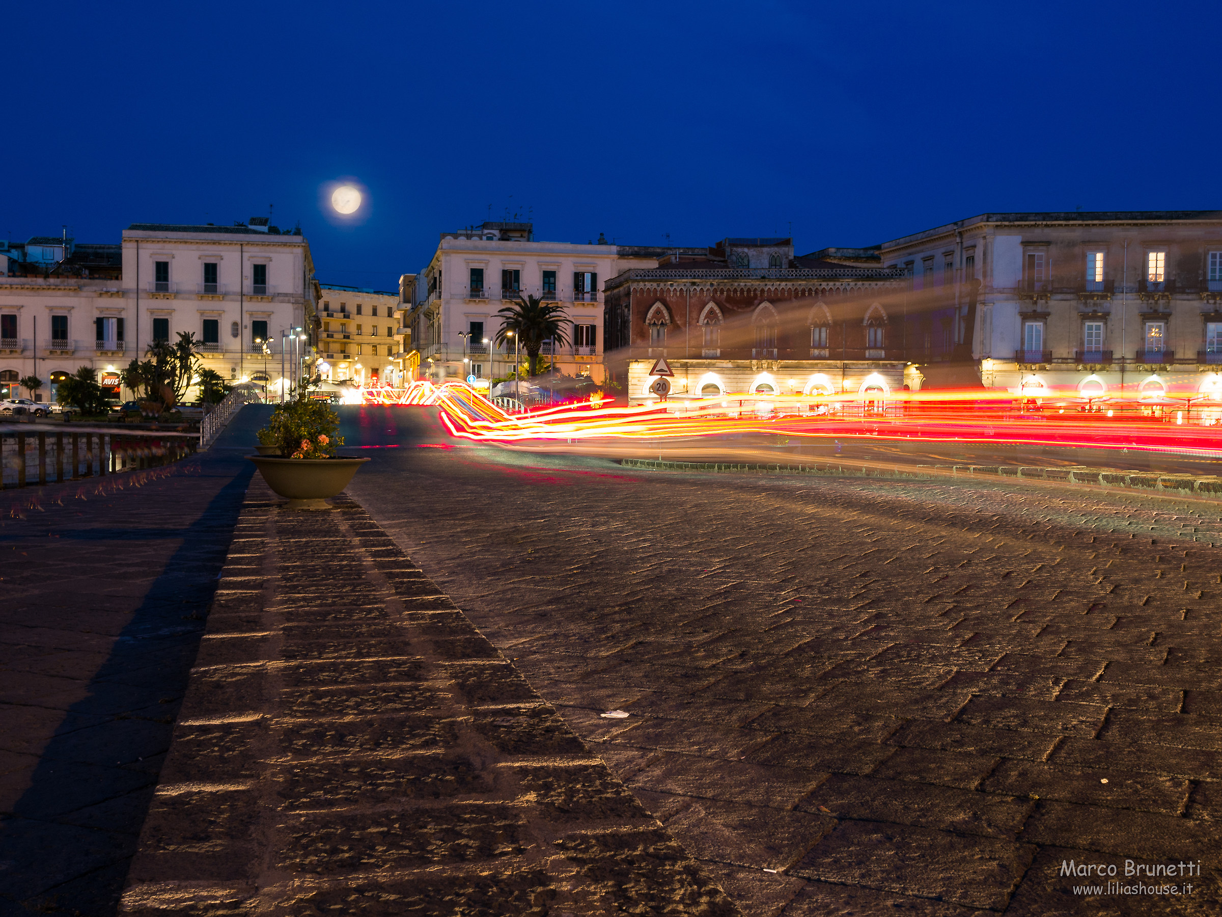 Full moon on the bridge to Ortigia