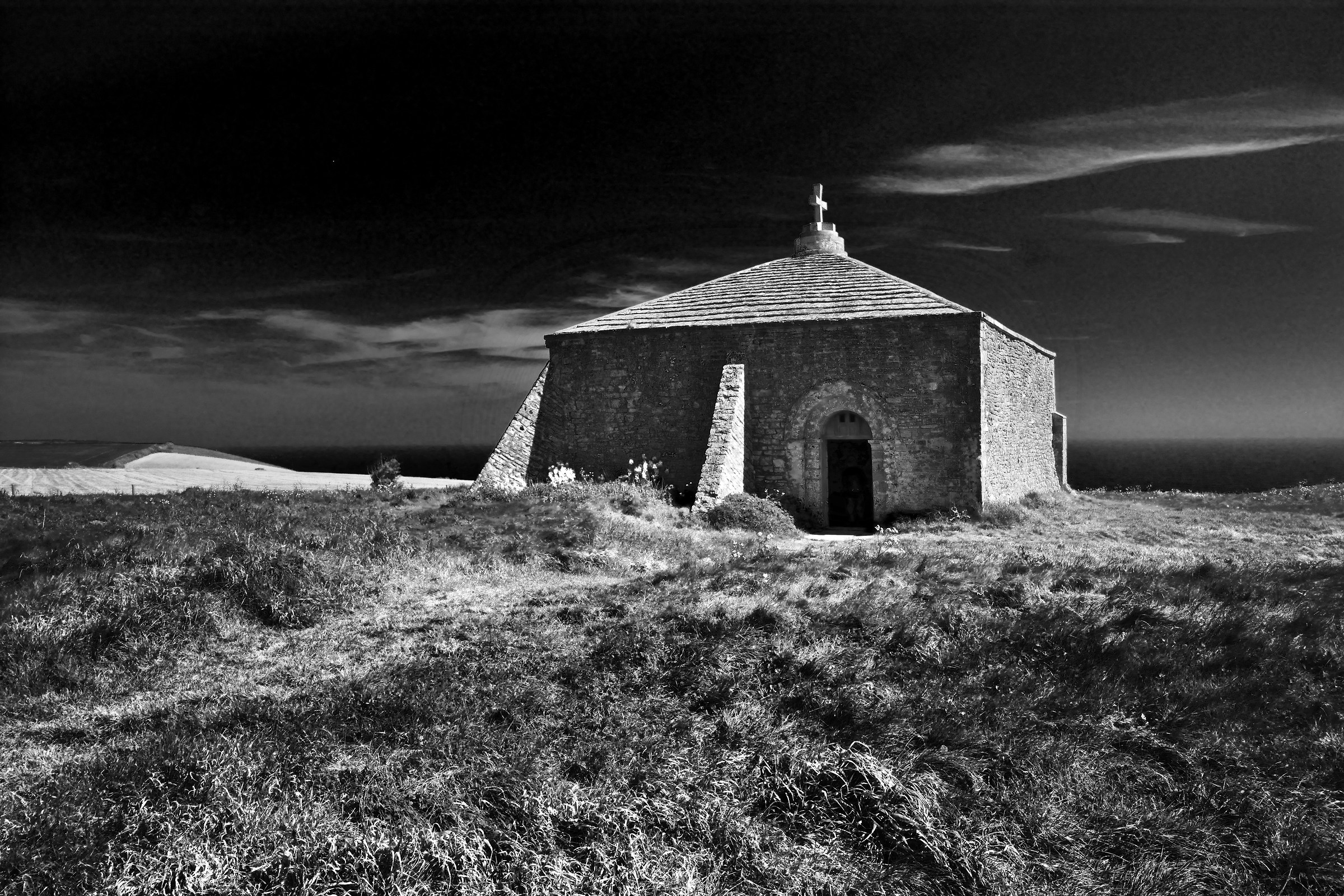 La Cappella di Piccola Pietra sul bordo della scogliera