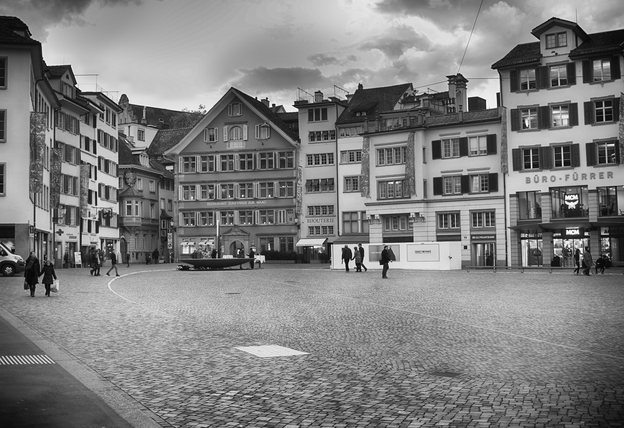 Zurich - walking in "black & white"