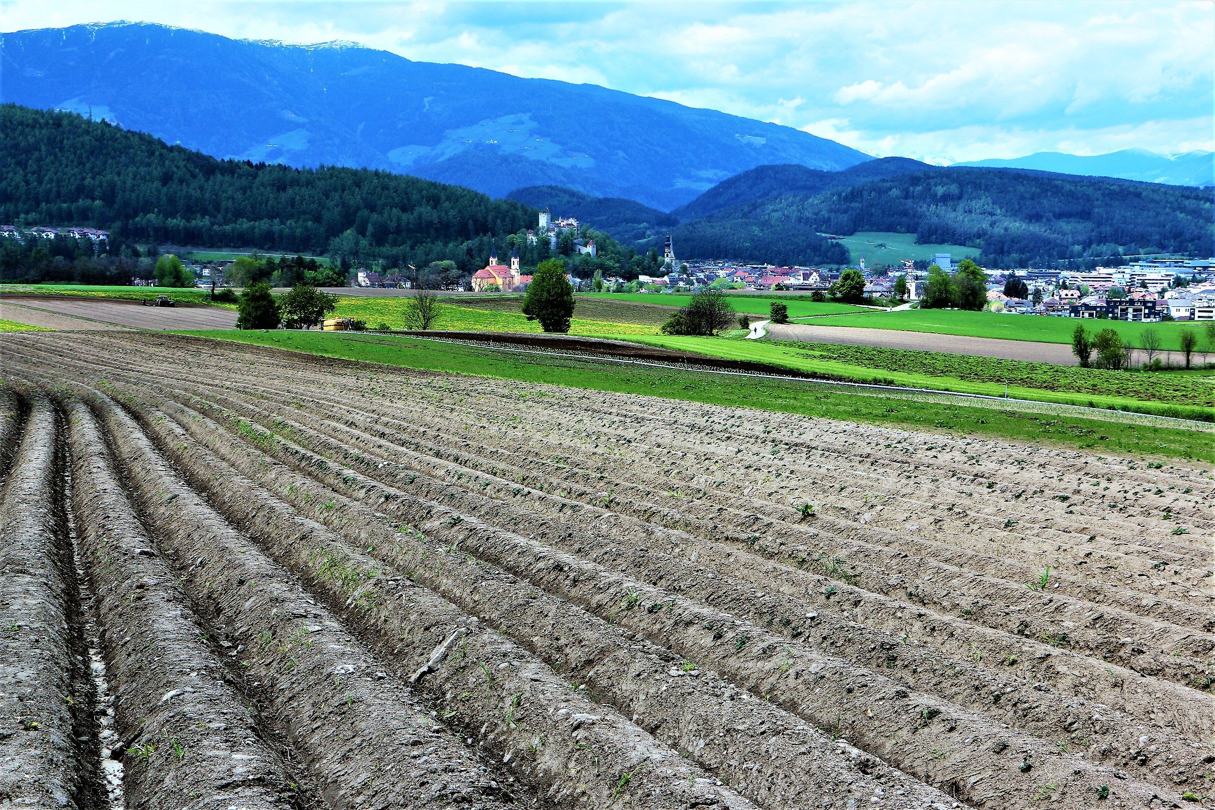 In the fields of Brunico prepares ....