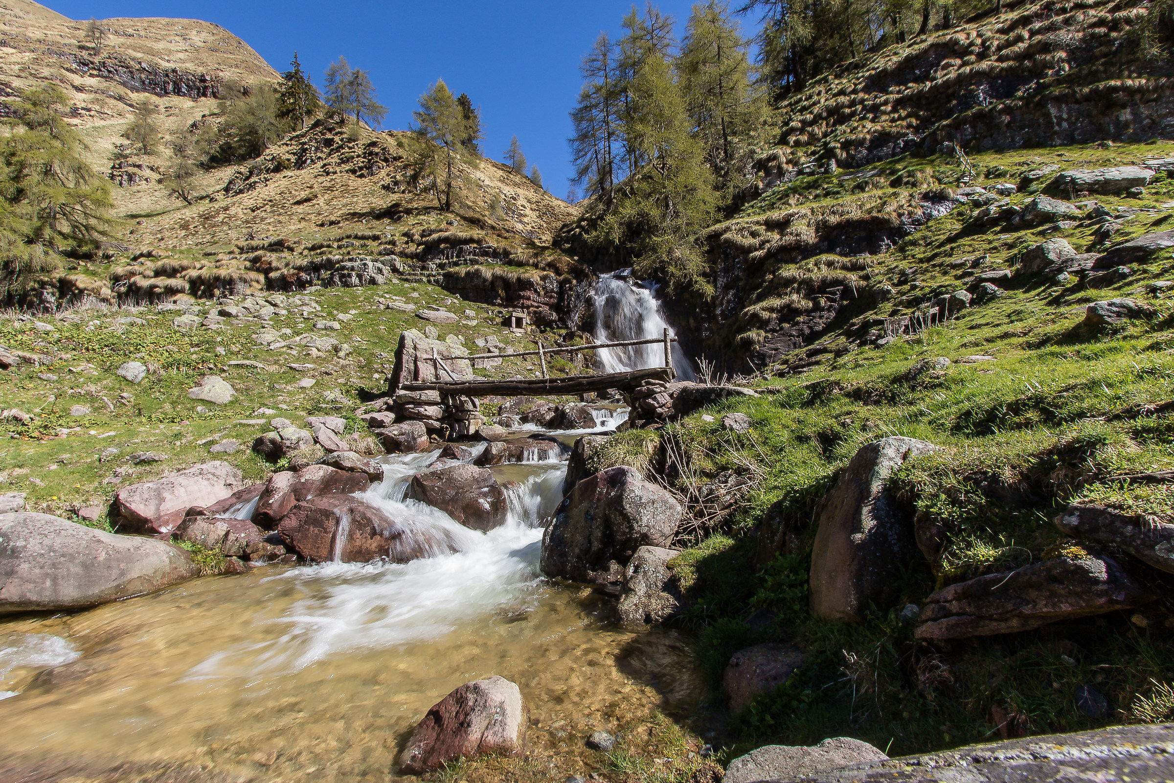 Cascata con ponticello Rondinino