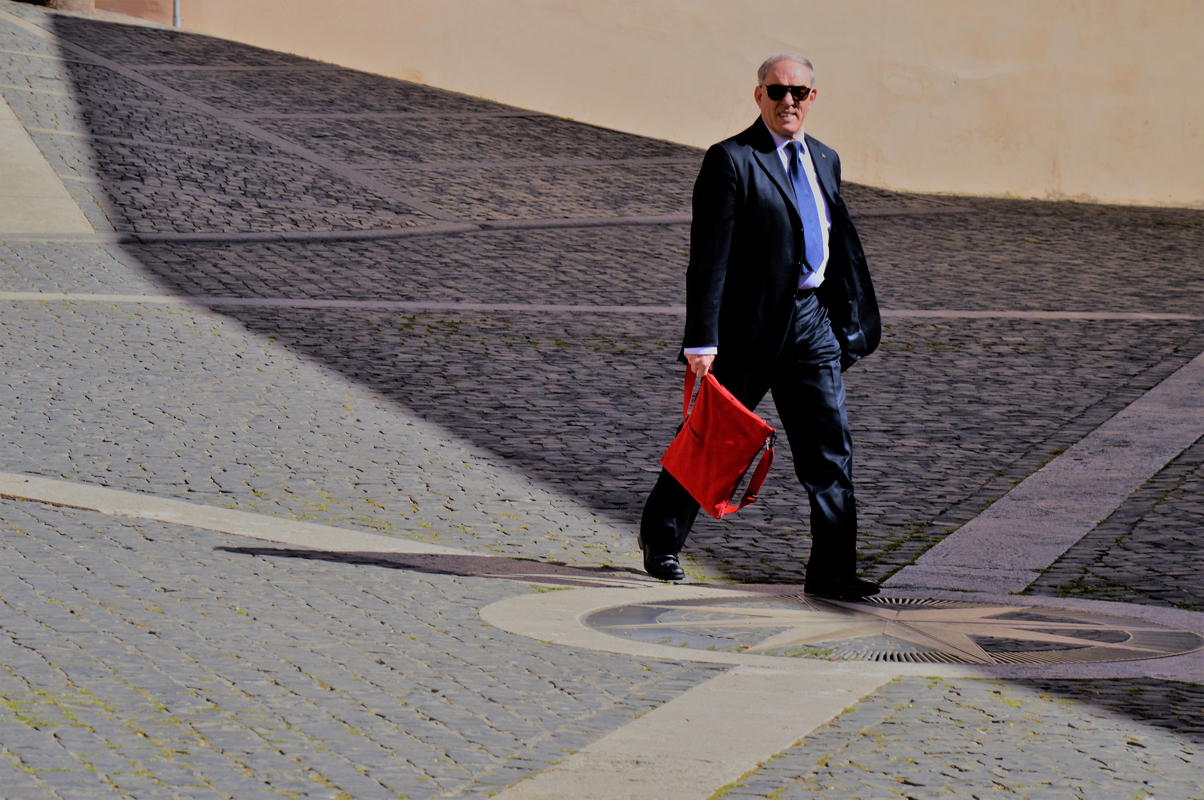 The red shoulder strap ..