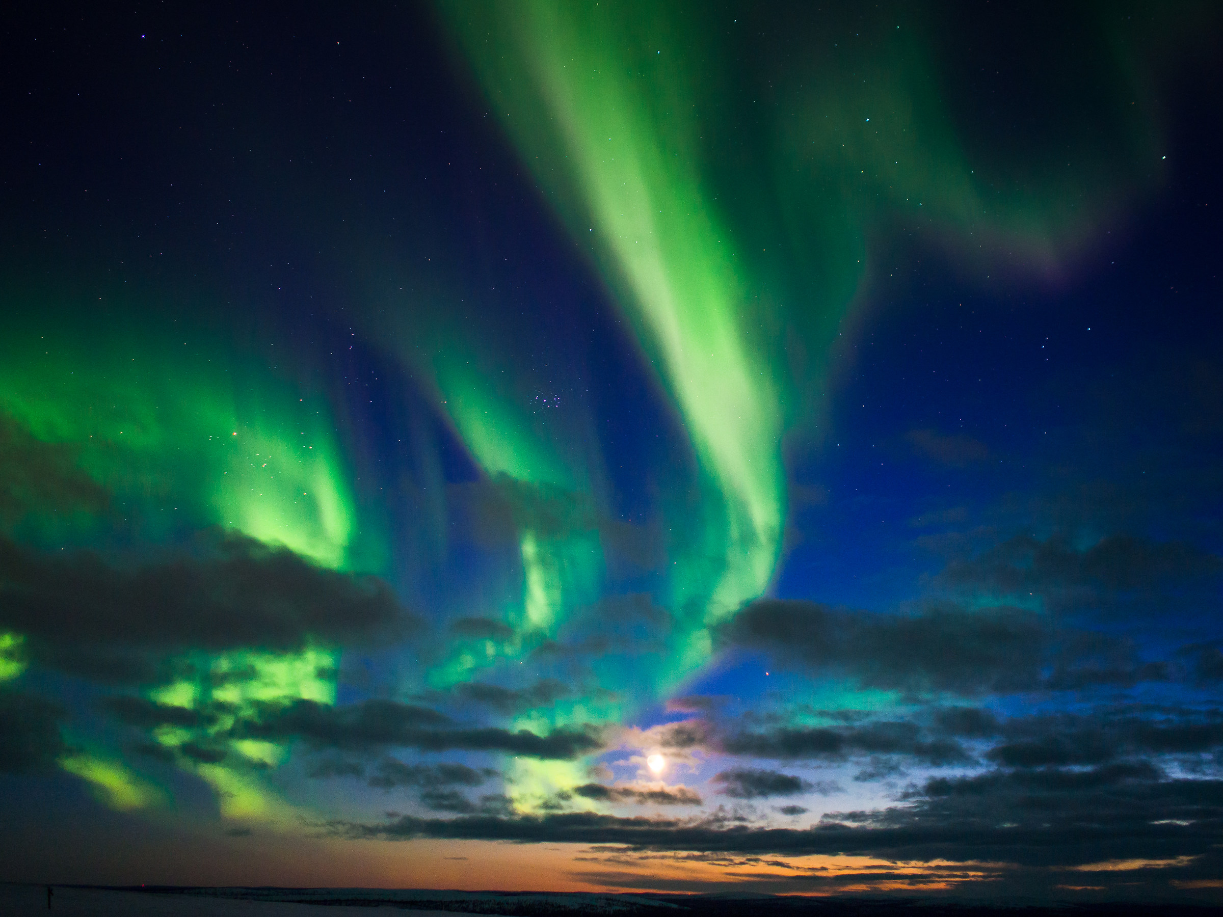 Aurora Boreale con luna e tramonto