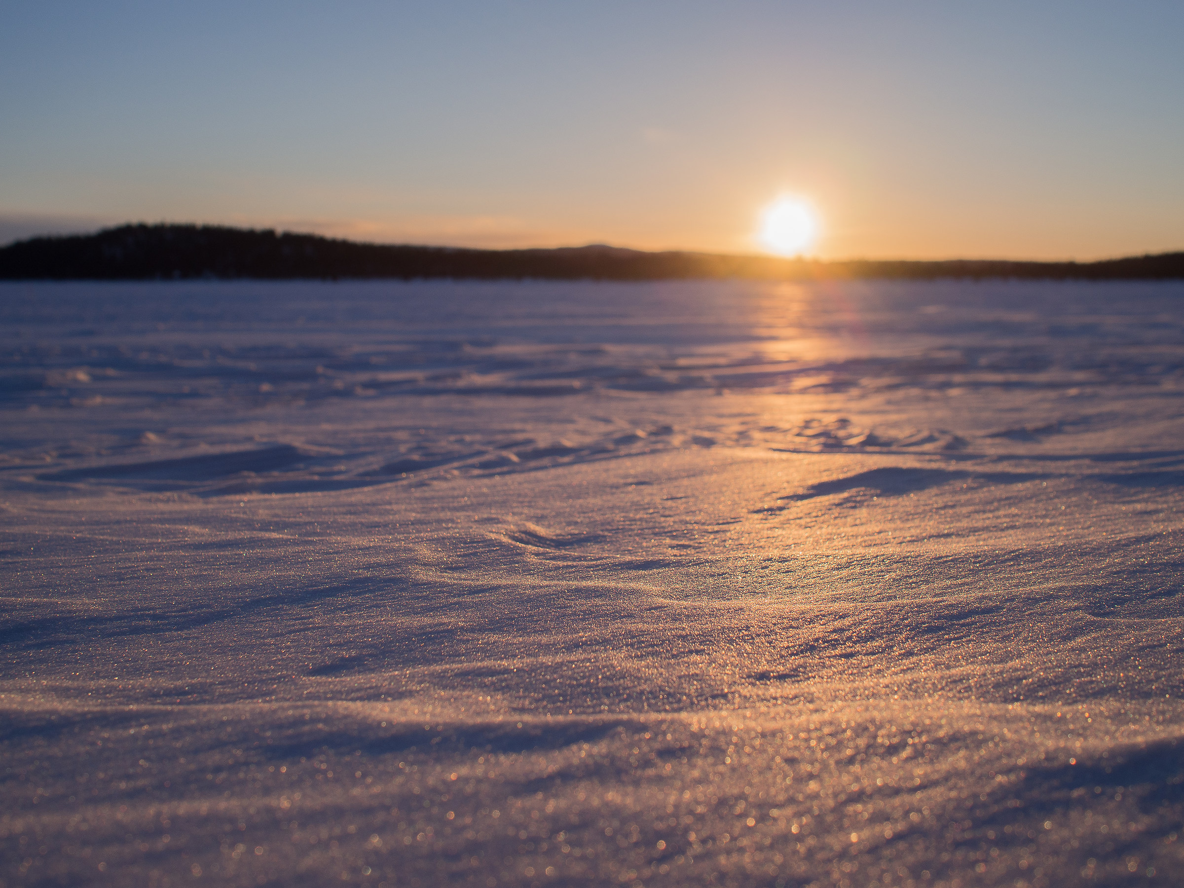 Tramonto su lago ghiacciato di Menesjärvi