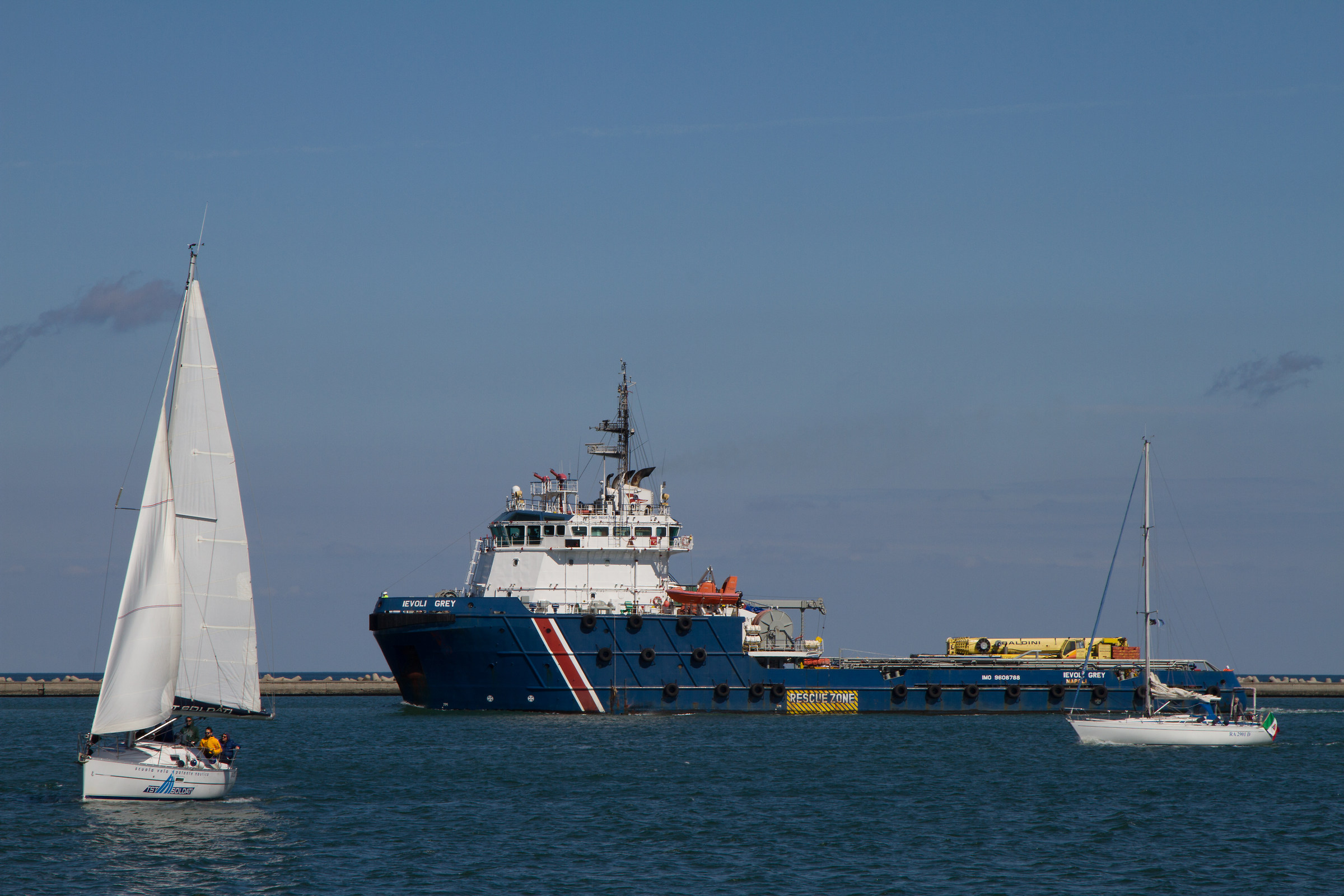 Rimorchiatore e barche a vela