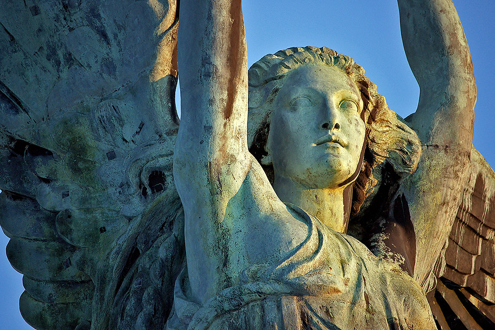Statua che regge il faro sul Colle della Maddalena