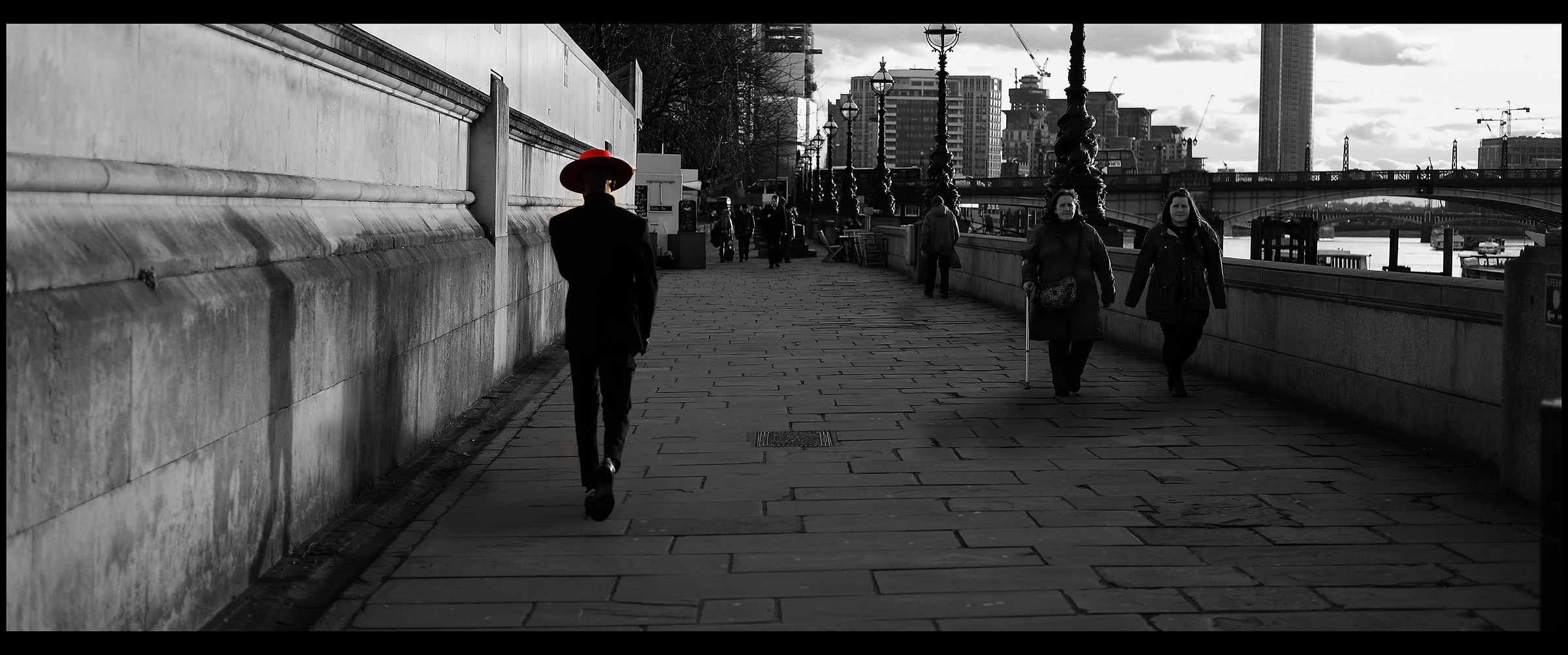 L'uomo con il cappello rosso