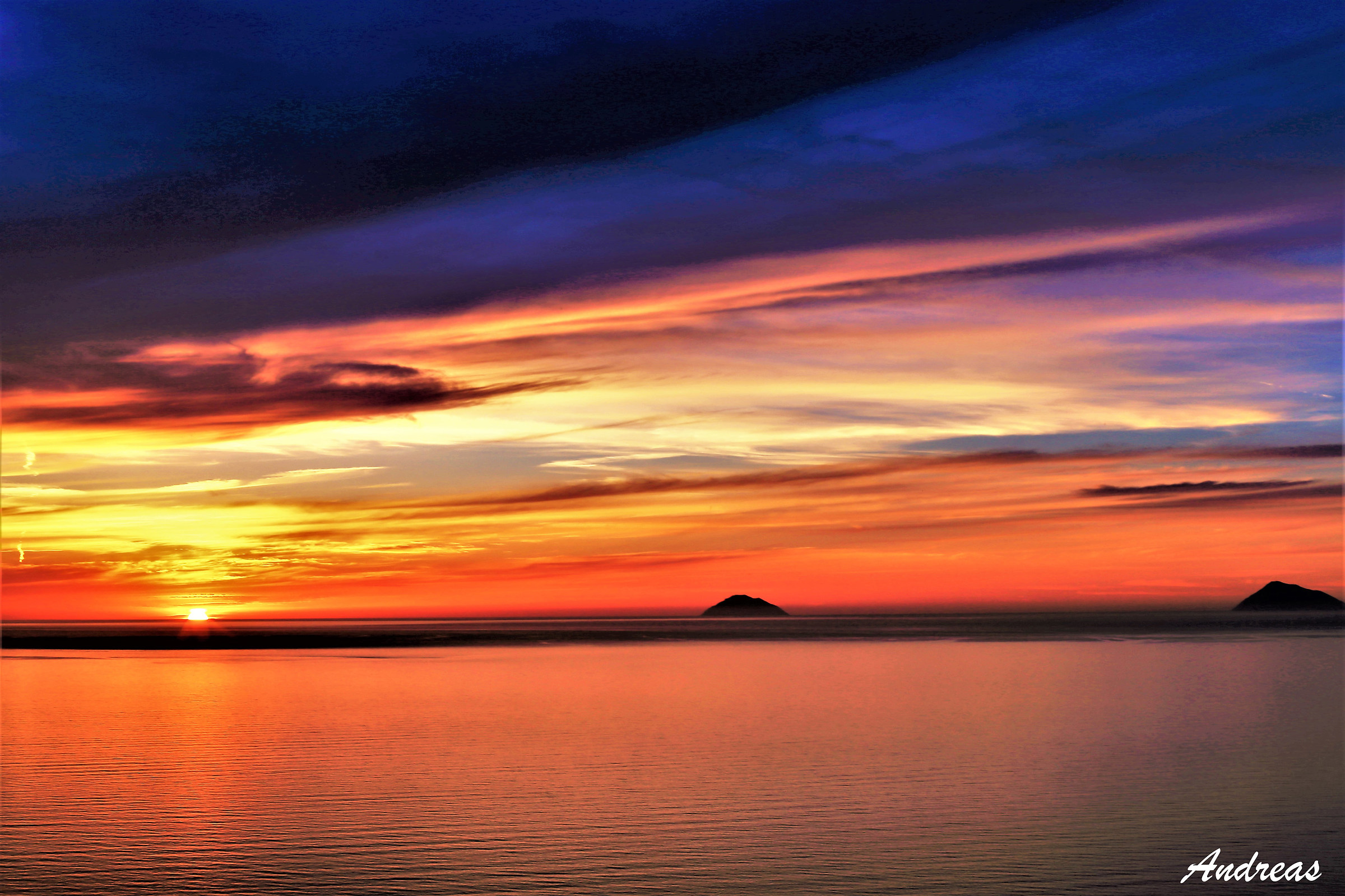 The calm sea of ??the evening