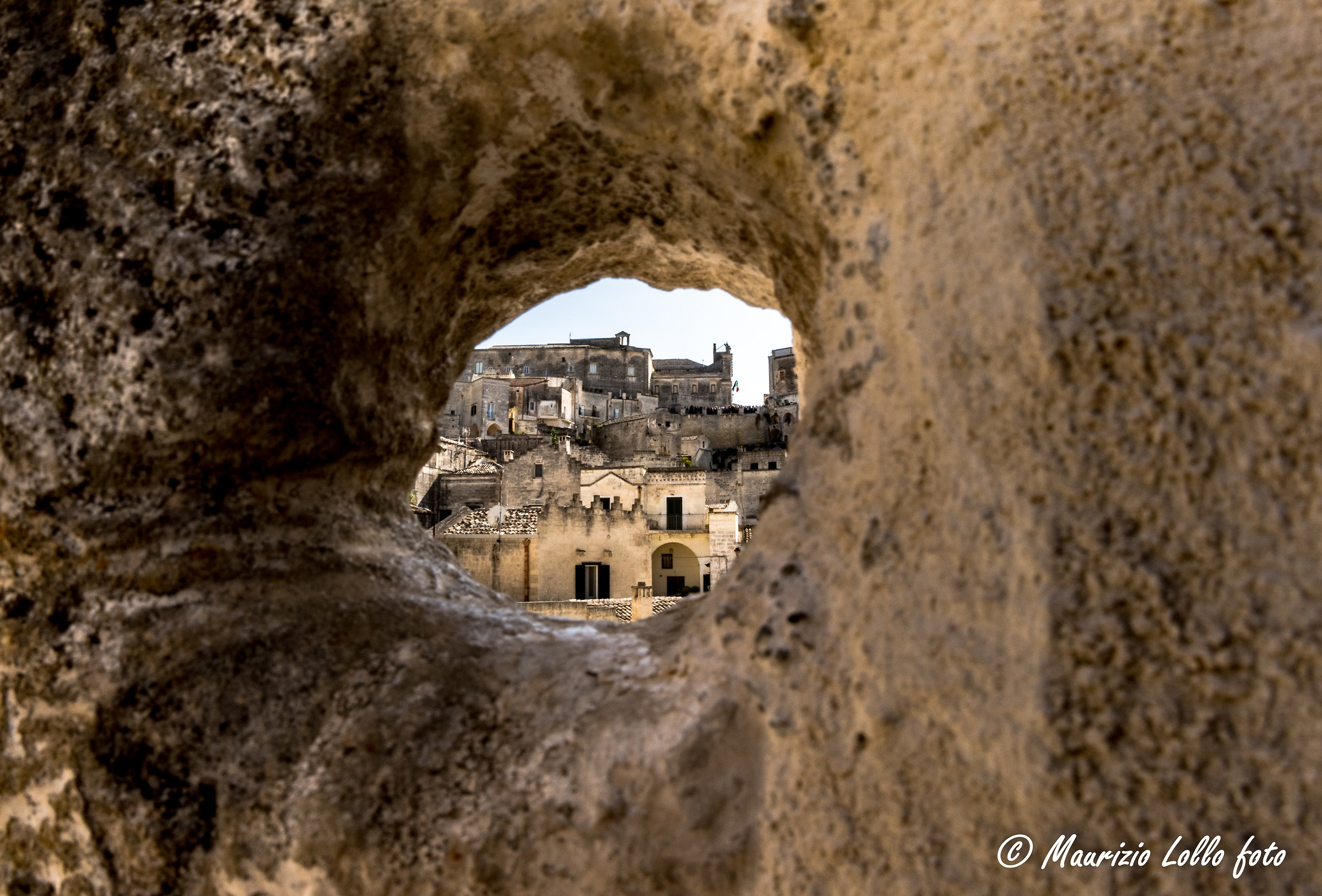 Scorcio di Matera attraverso un buco