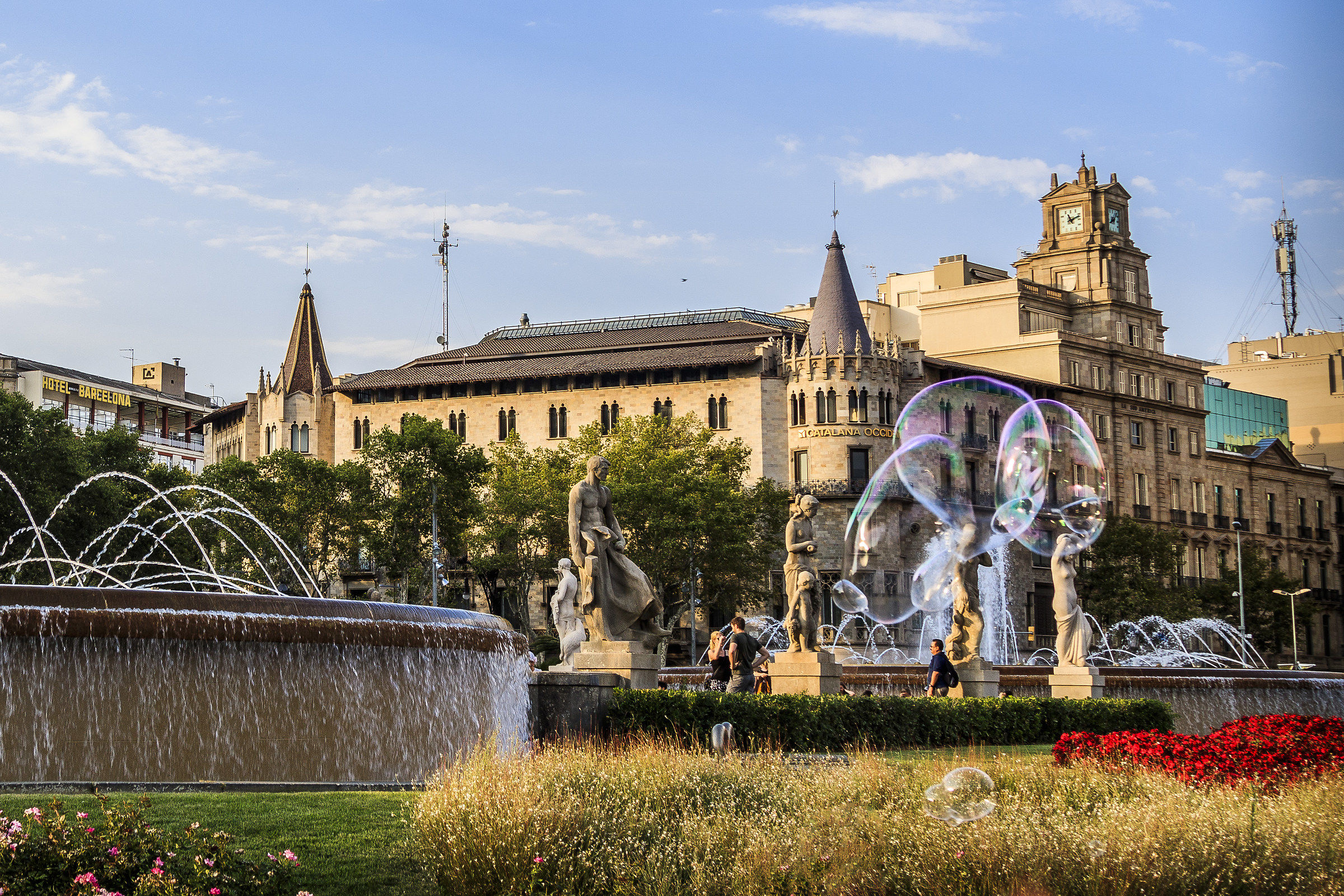 Soap bubbles in Plaça de Catalunya