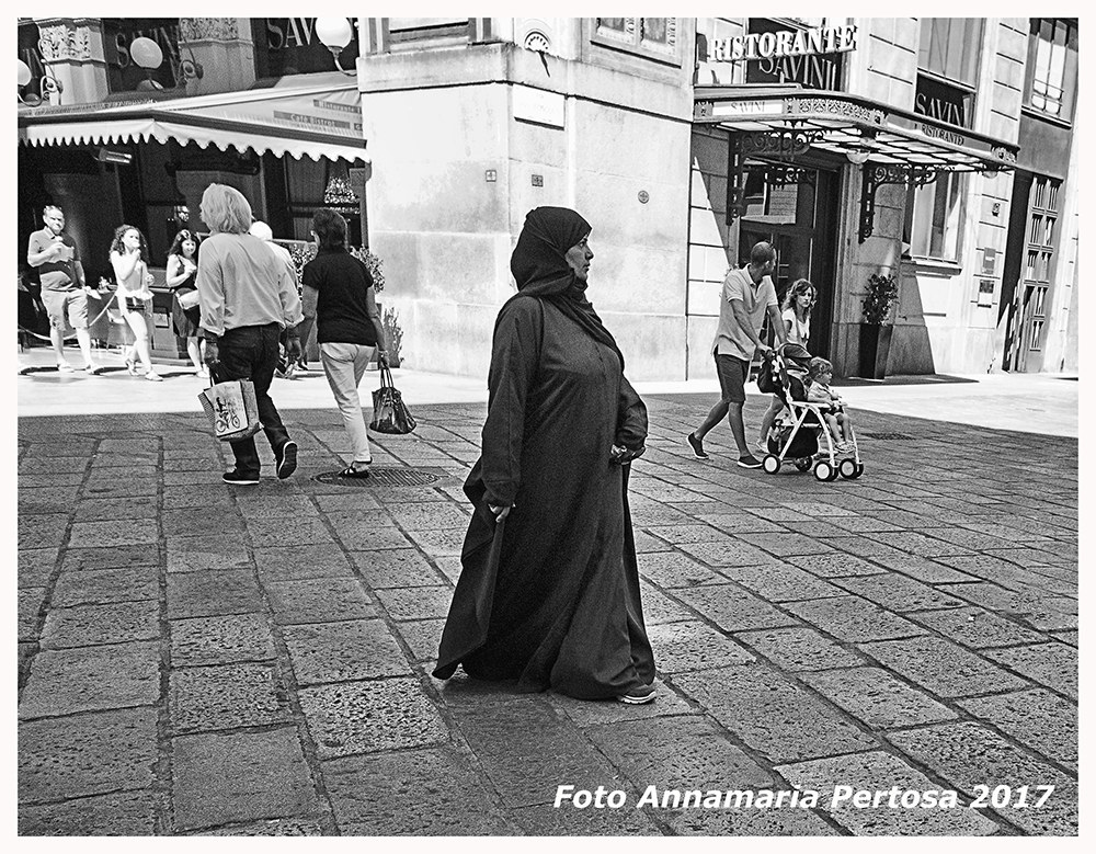 Sola me ne vò per la città