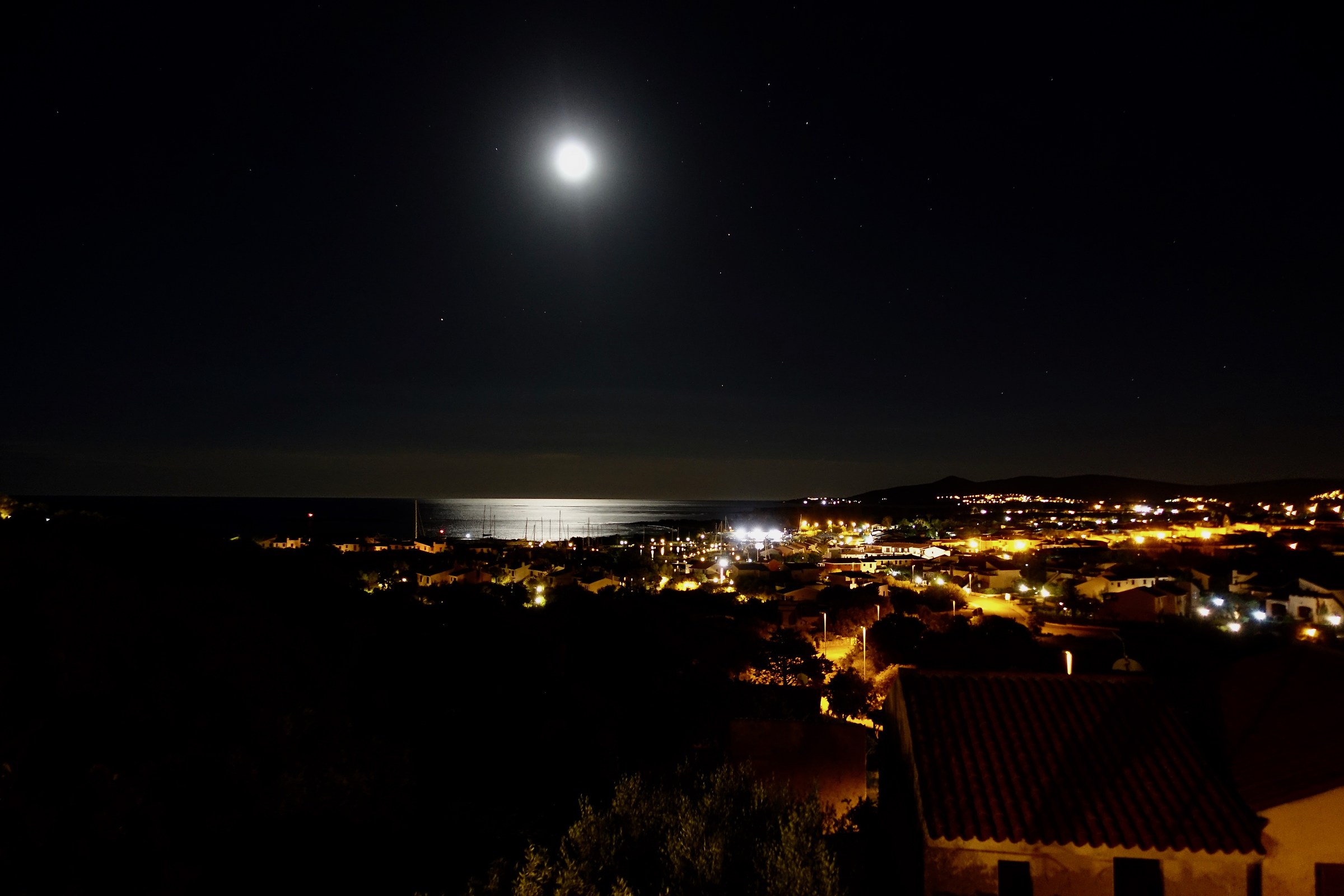 Port Ottiolu, full moon on the sea