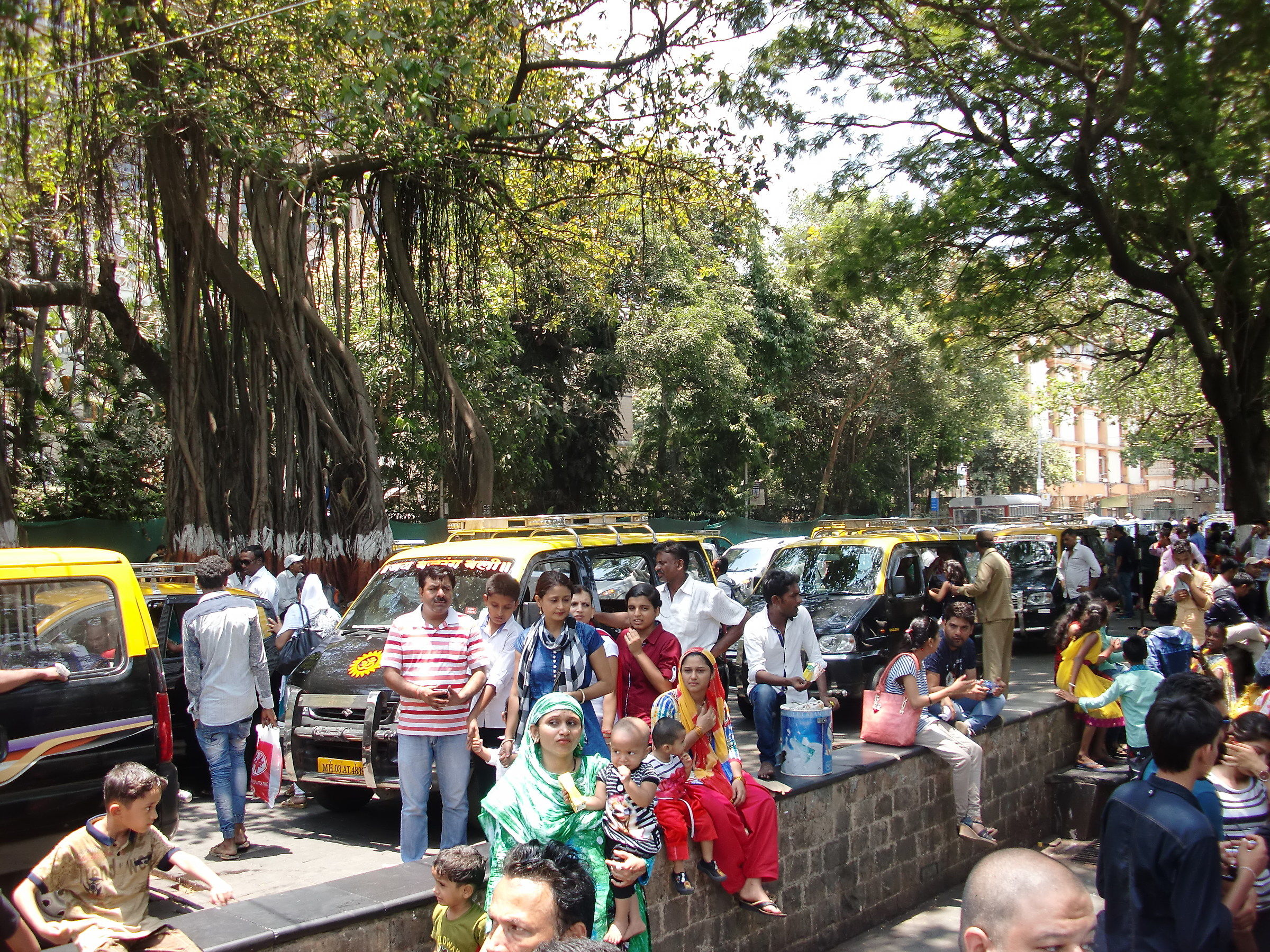 Crowd at Wellington Pier, Mumbai