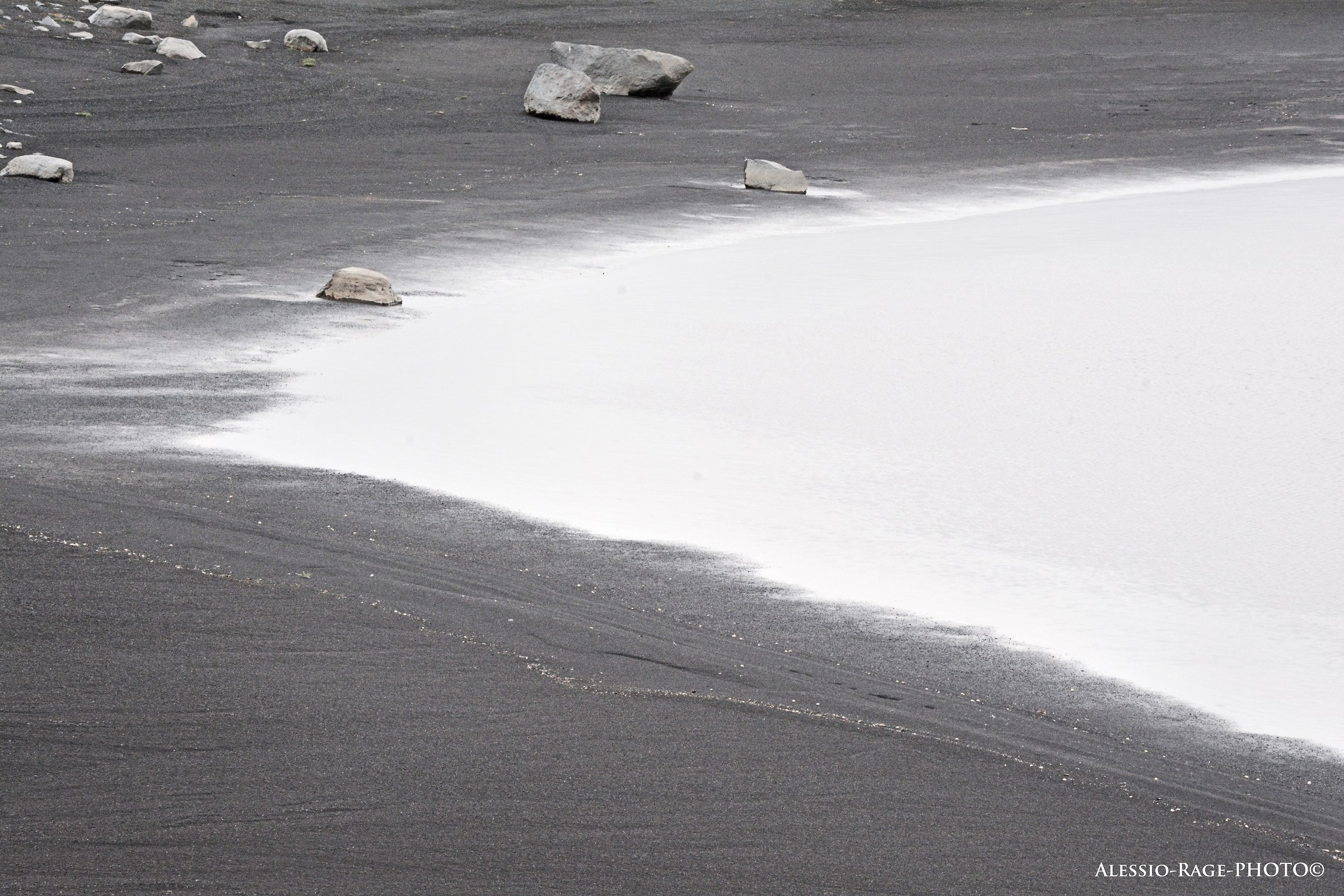The water and the volcanic desert - islanda