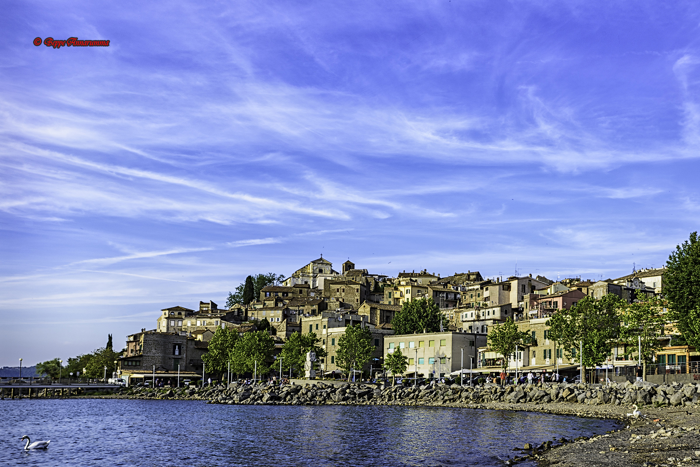 Anguillara affacciata sul lago